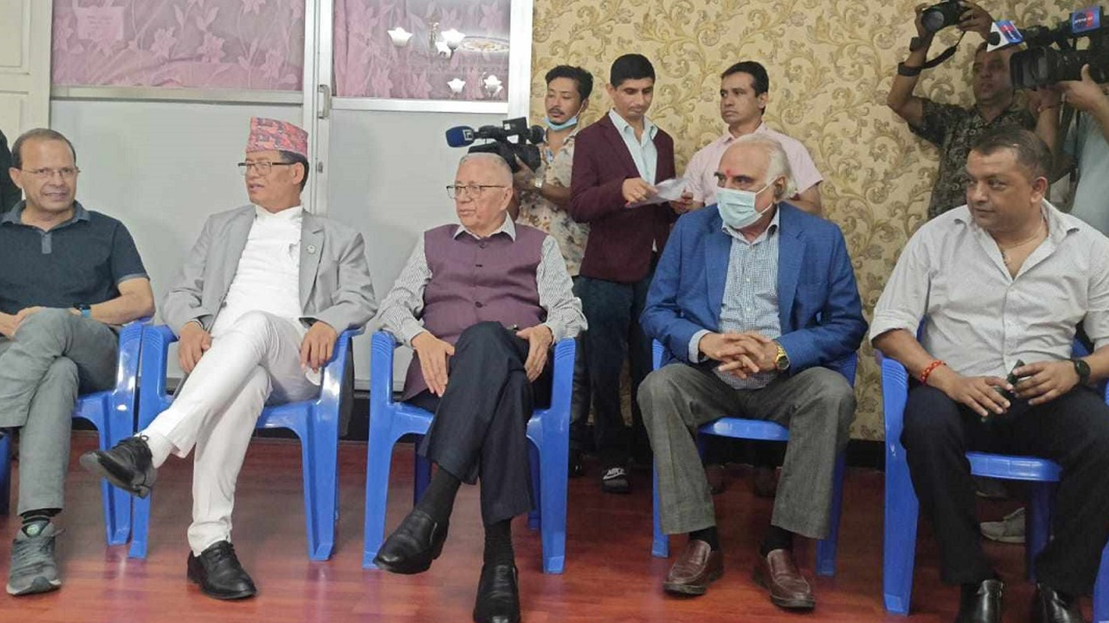 शेखर कोईरालाको गुटको वैठकबाट विचैमा किन निस्किए गगन थापा ?