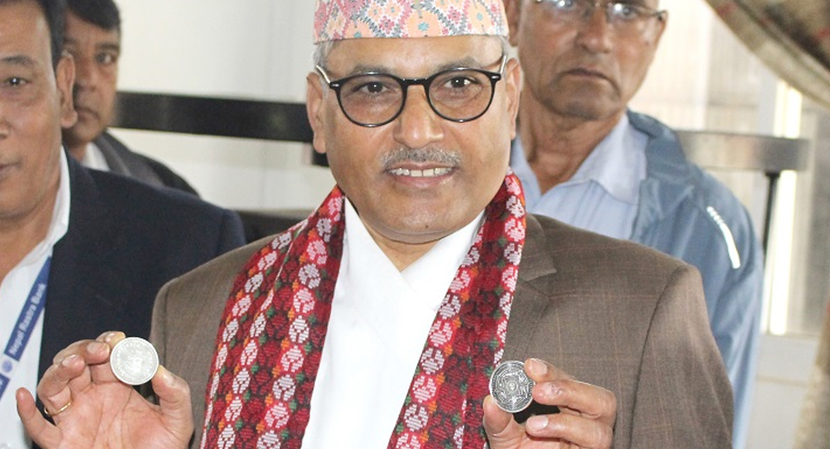 नेपाल राष्ट्र बैंकले जारी गर्यो गाईको चित्र अंकित चाँदीका दुई खाले ‘मोडालियन सिक्का’