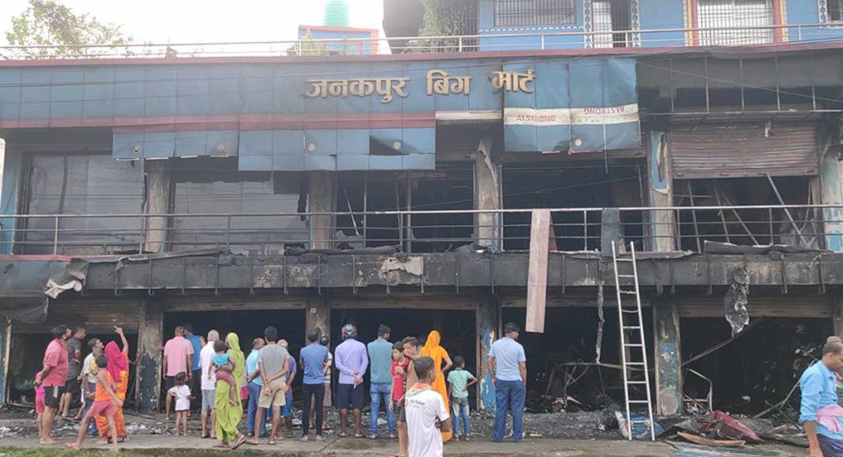 जनकपुरको बिग मार्टमा आगलागी हुँदा १० करोडको क्षती, घरभित्र रहेका दम्पत्तिको यस्तो छ अवस्था