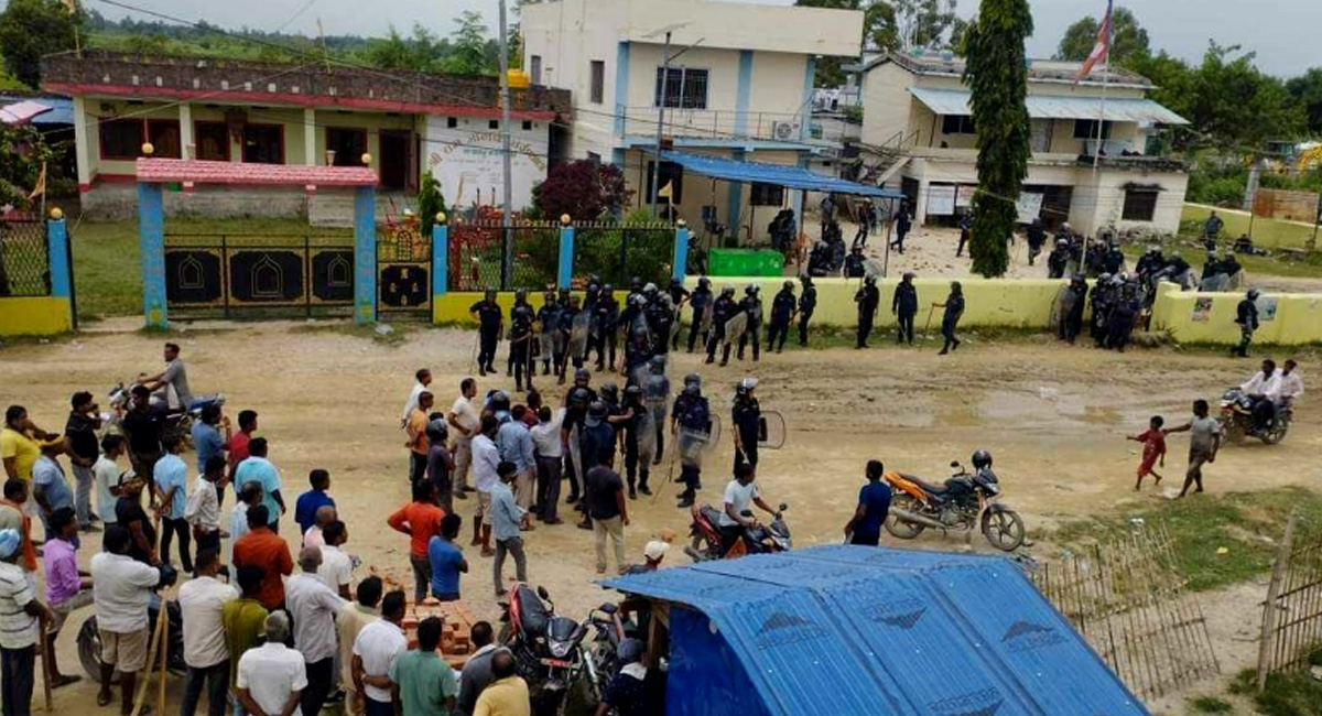 जनप्रतिनिधिकै बीचमा ढुङ्गा हानाहान, स्थिति नियन्त्रणमा लिन प्रहरीले गोली चलायो