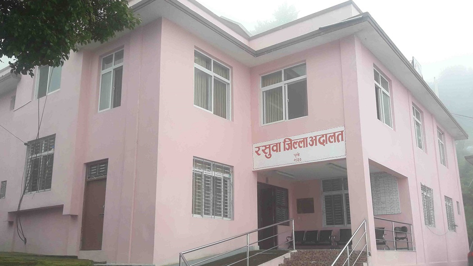आदेश चित्त नबुझ्दो नभएको भन्दै अदालतमै ढुंगामुढा, सईसहित ३ जना प्रहरी घाईते
