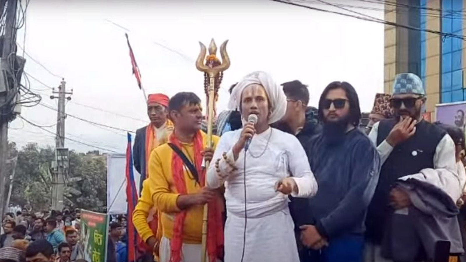 त्रिशुल लिएर प्रदर्शनमा पुगेका आचार्य श्रीनिवास पक्राउ