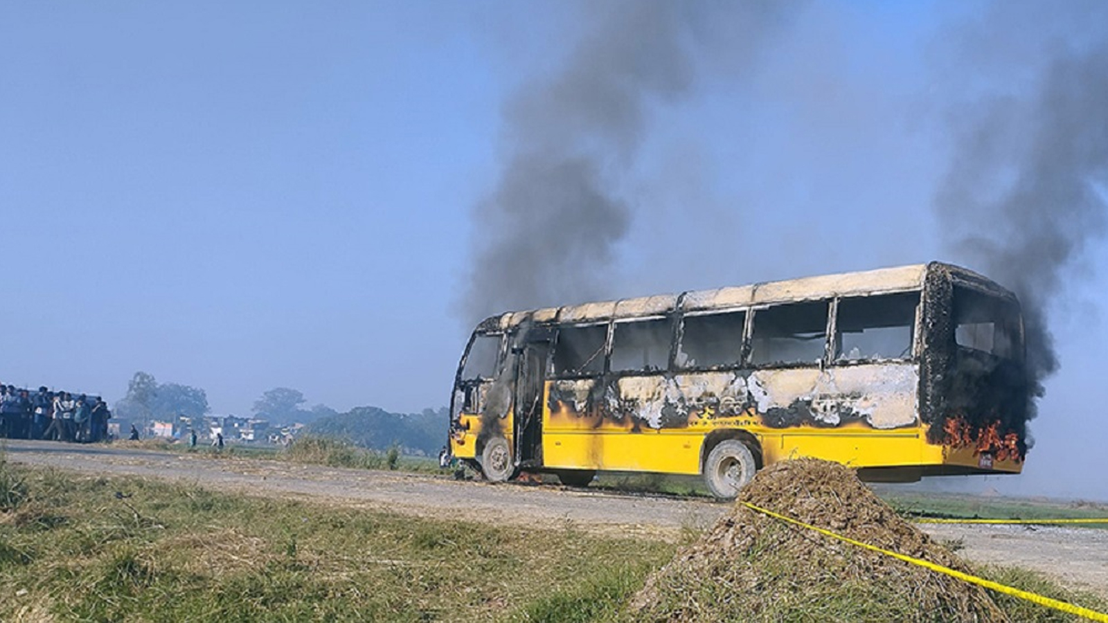स्कुल बसको ठक्करबाट २ जनाको मृत्यु, बसमा आगजनी