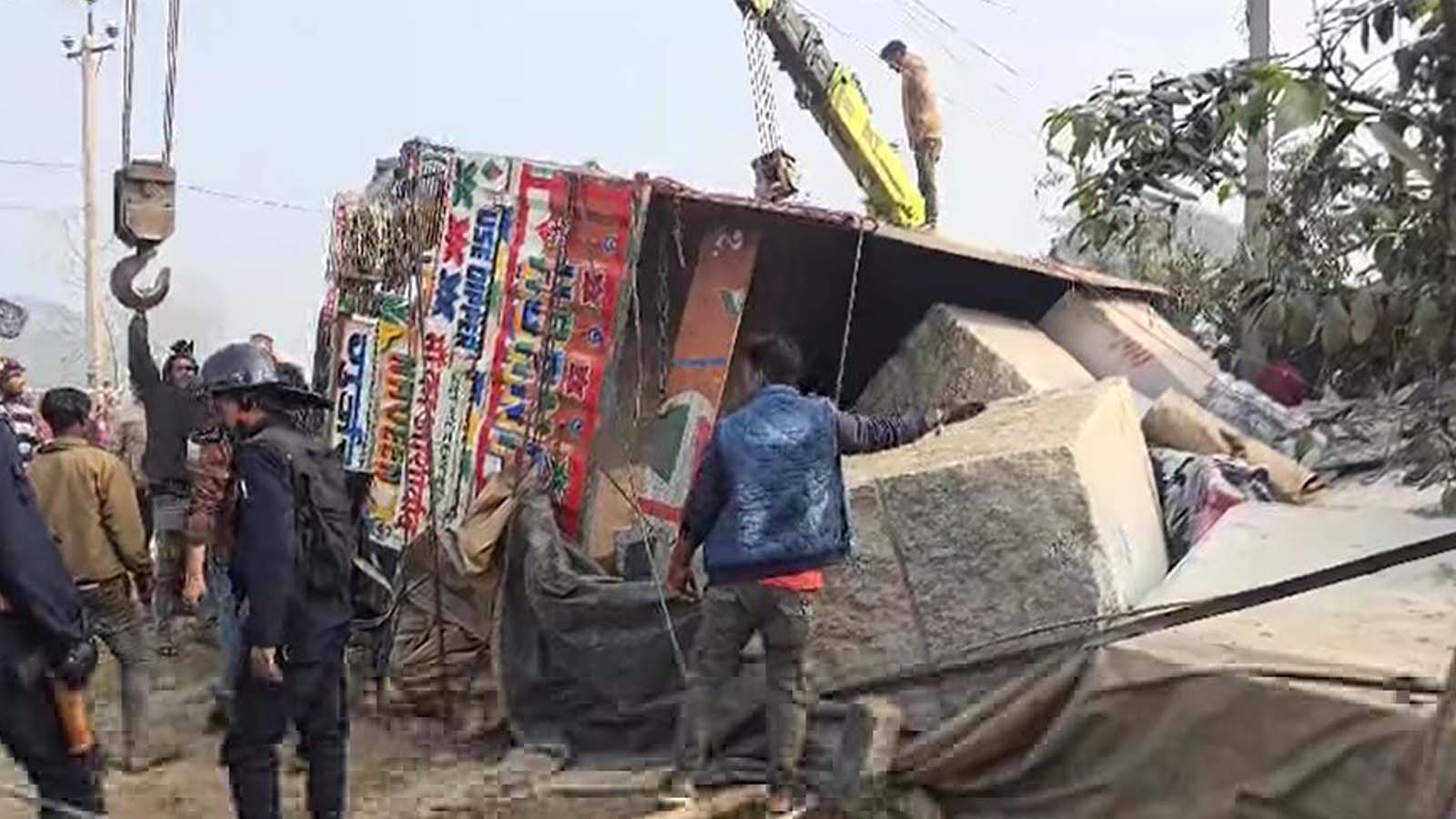 ट्रक पल्टिँदा आफ्नै पसलमा बसेका जुम्ल्याहा बालबालिकाको मृत्यु