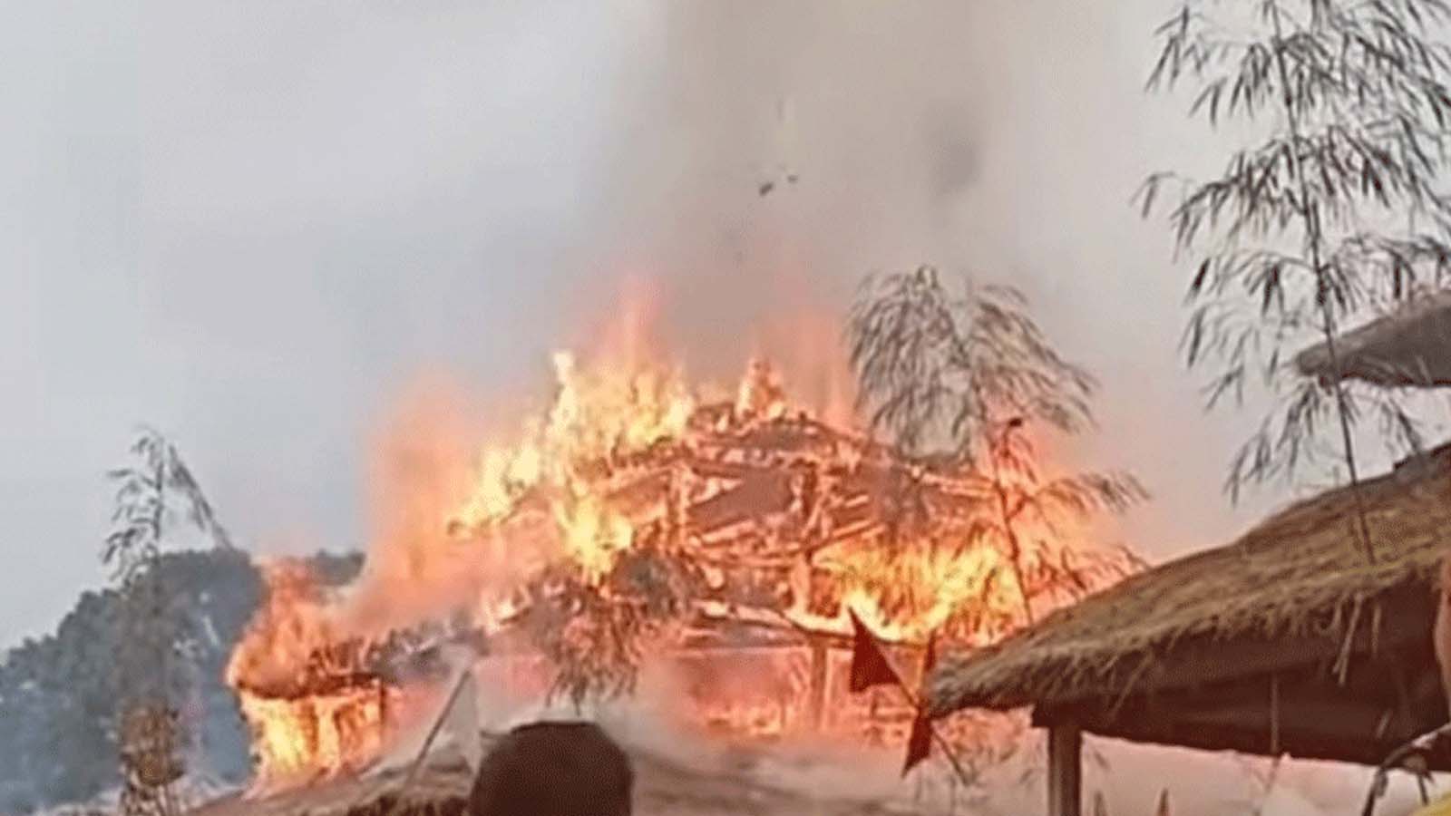 मोरङमा आगलागी हुँदा सिंगो गाउँ ध्वस्त, डीएसपी भन्छन्– १९ घर जलिसके