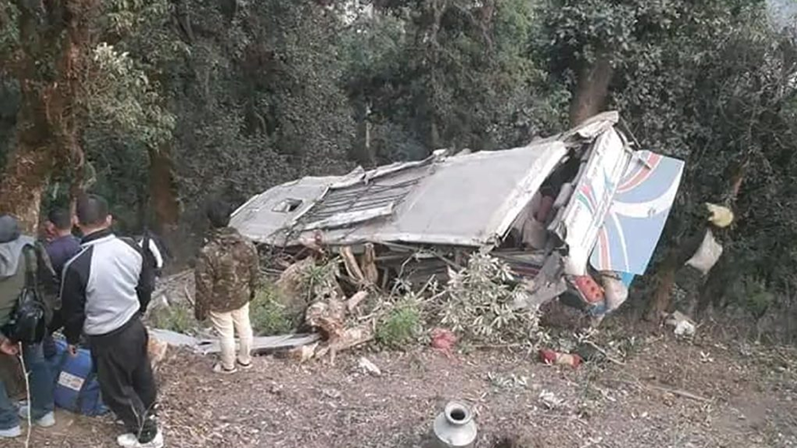 बाग्लुङको निसीखोलामा बस दुर्घटना हुँदा ७ जनाको मृत्यु, २० जना घाईते