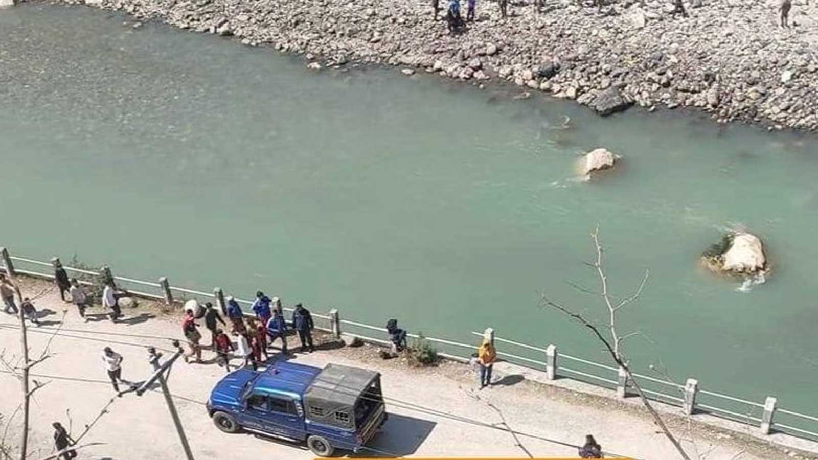 हतकडीसहित भागेका थुनुवा समाउन कार्यालय भवनबाट हामफाल्दा प्रहरीको ज्यान गयो