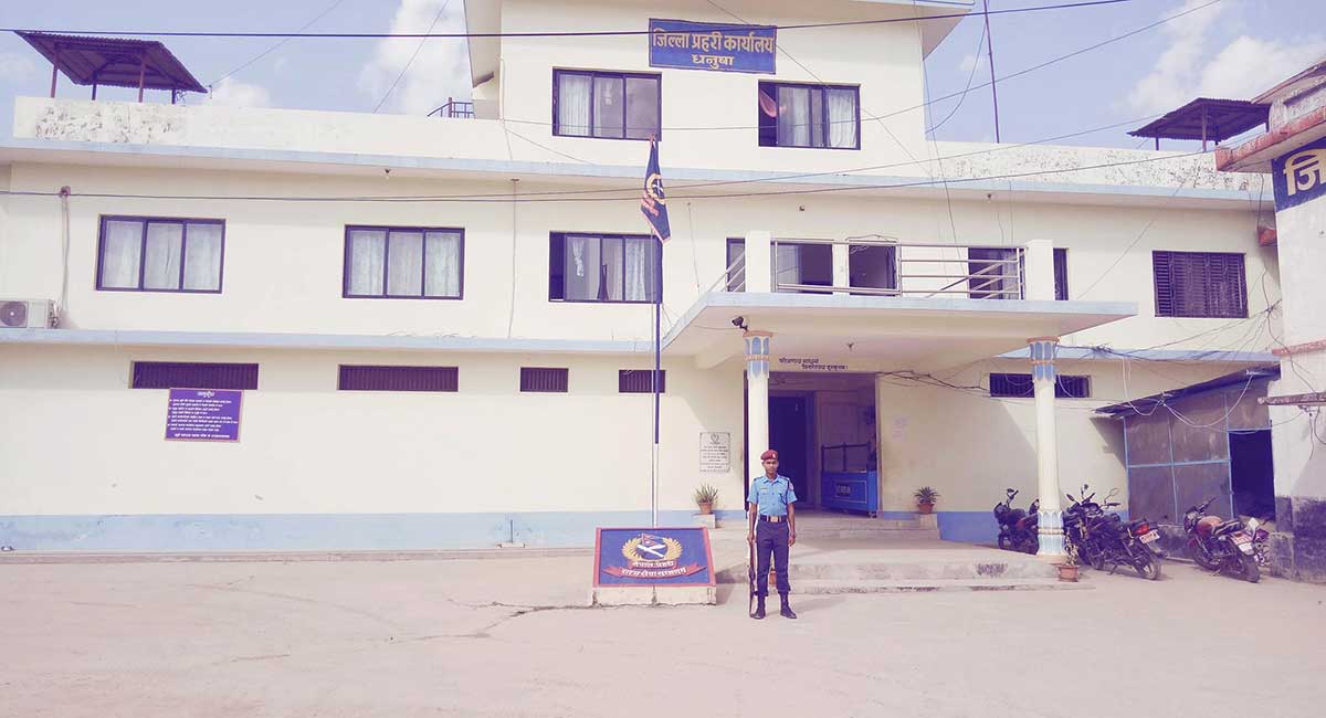 प्रहरीका घुमुवाले नै ब्यापारीको ३१ थान मोवाईल र २ लाख रुपैयाँ लुटेपछि…