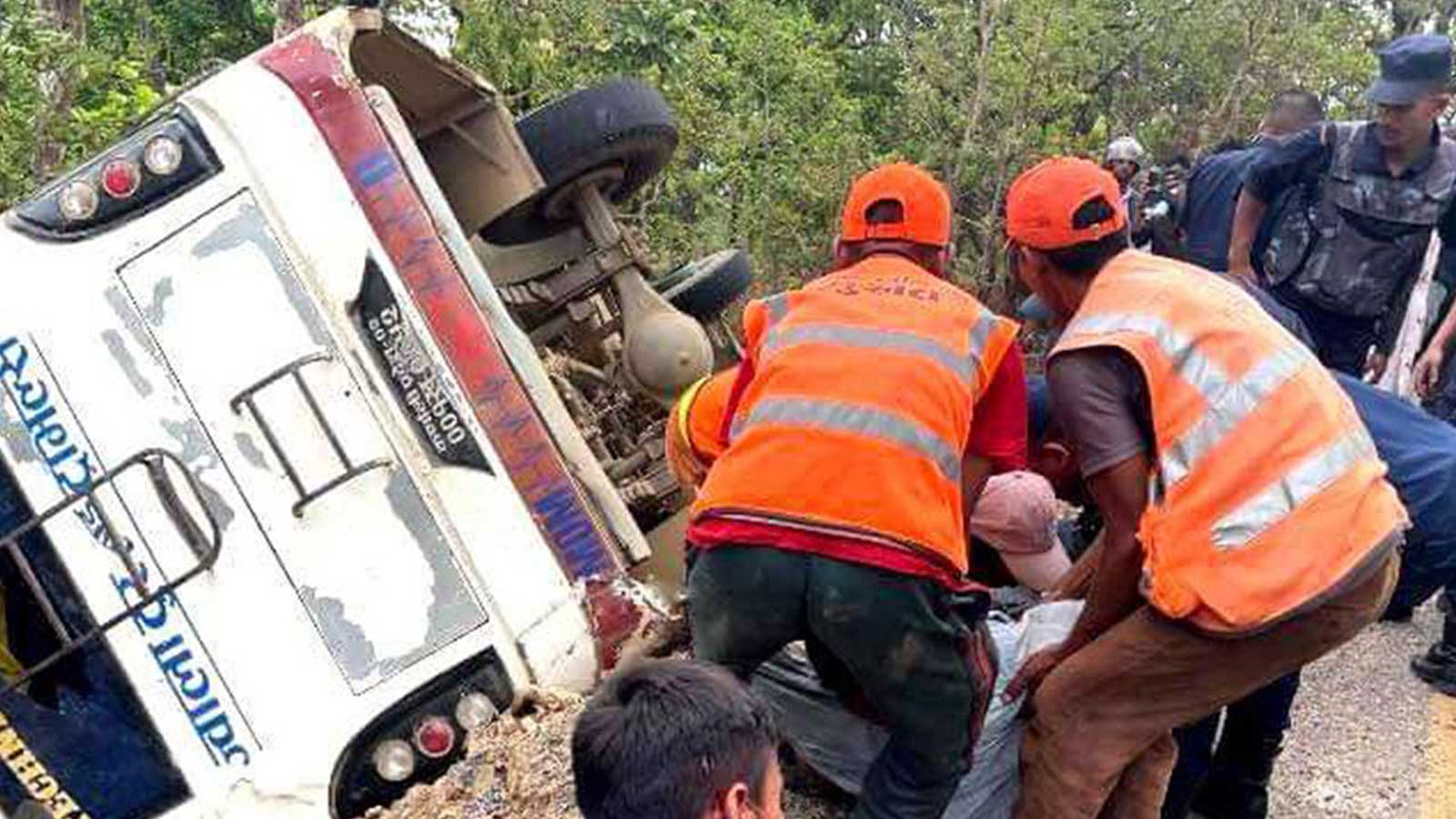 वीरेन्द्रनगरमा बस दुर्घटना हुँदा २ जनाको मृत्यु, १९ जना घाईते