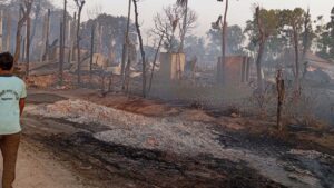 महदेवामा लागेको आगो राती ११ बजे नियन्त्रण, ११० घर जले (फोटो फिचर)