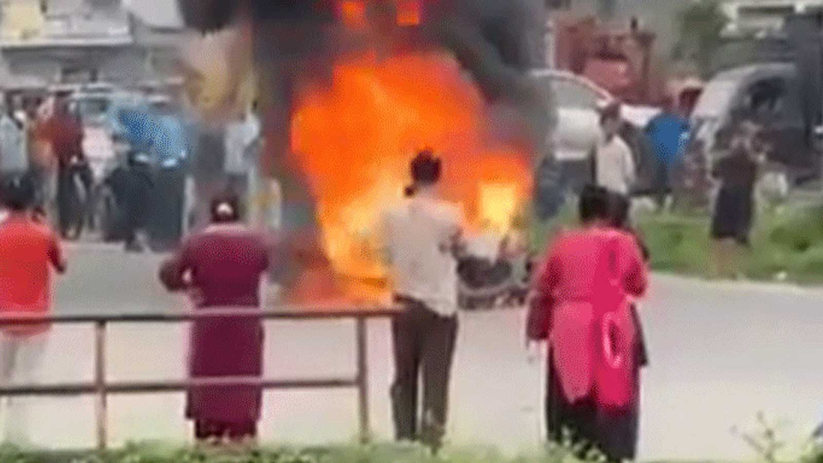इटहरीको कलंकीमा २ मोटरसाईकल ठोक्किदा पल्सर मोटरसाईकल हुरहुरी बल्यो