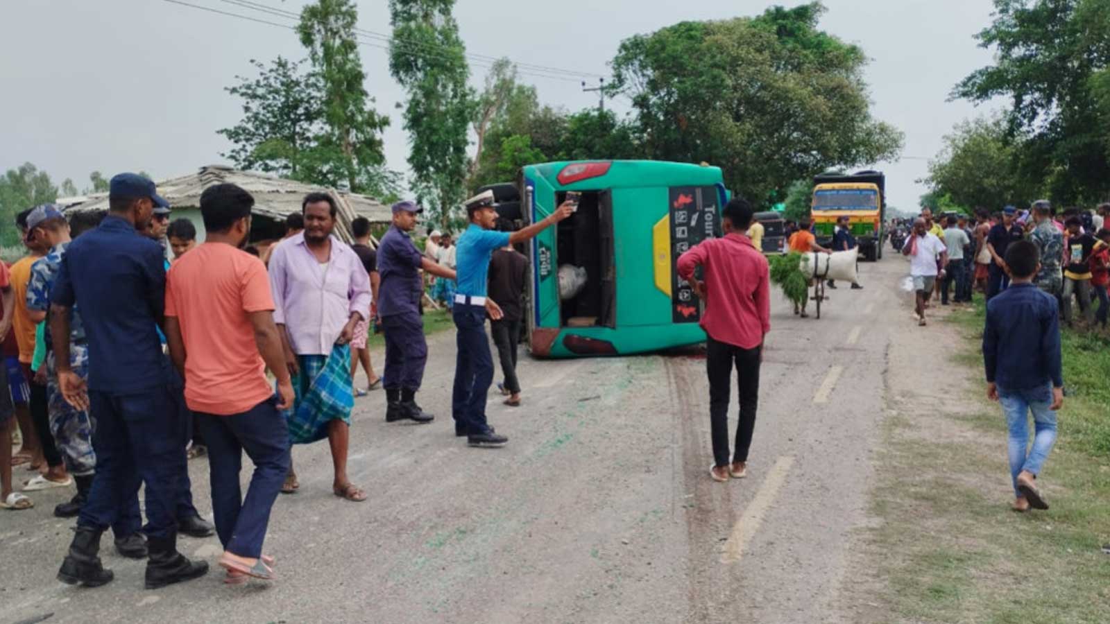 रौतहटमा सडकमै पल्टियो बस, १ जनाको मृत्यु, १३ जना घाइते