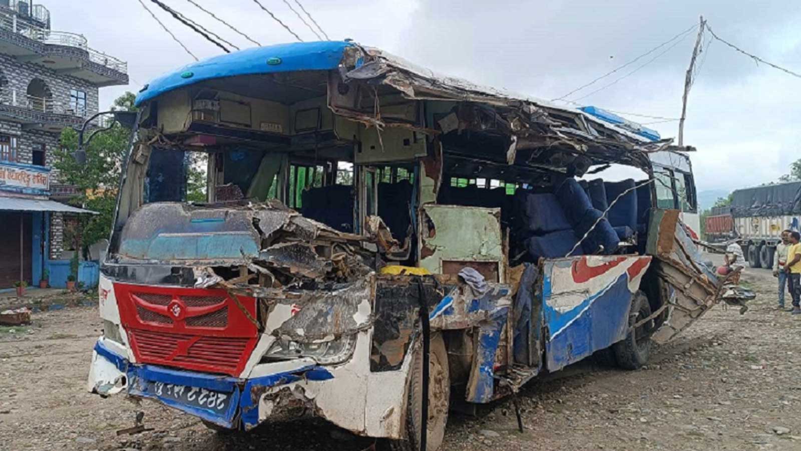सर्लाहीमा रोकेर राखेको ट्रकमा बस ठोक्किँदा ३ जनाको मृत्यु, १० जना घाईते