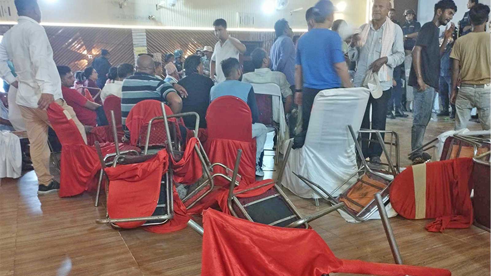 एमाले र लोसपाको अवरोधपछि जीतपुर सिमराको नगरसभामा झडप, वैठक स्थलमा प्रहरीको छापो