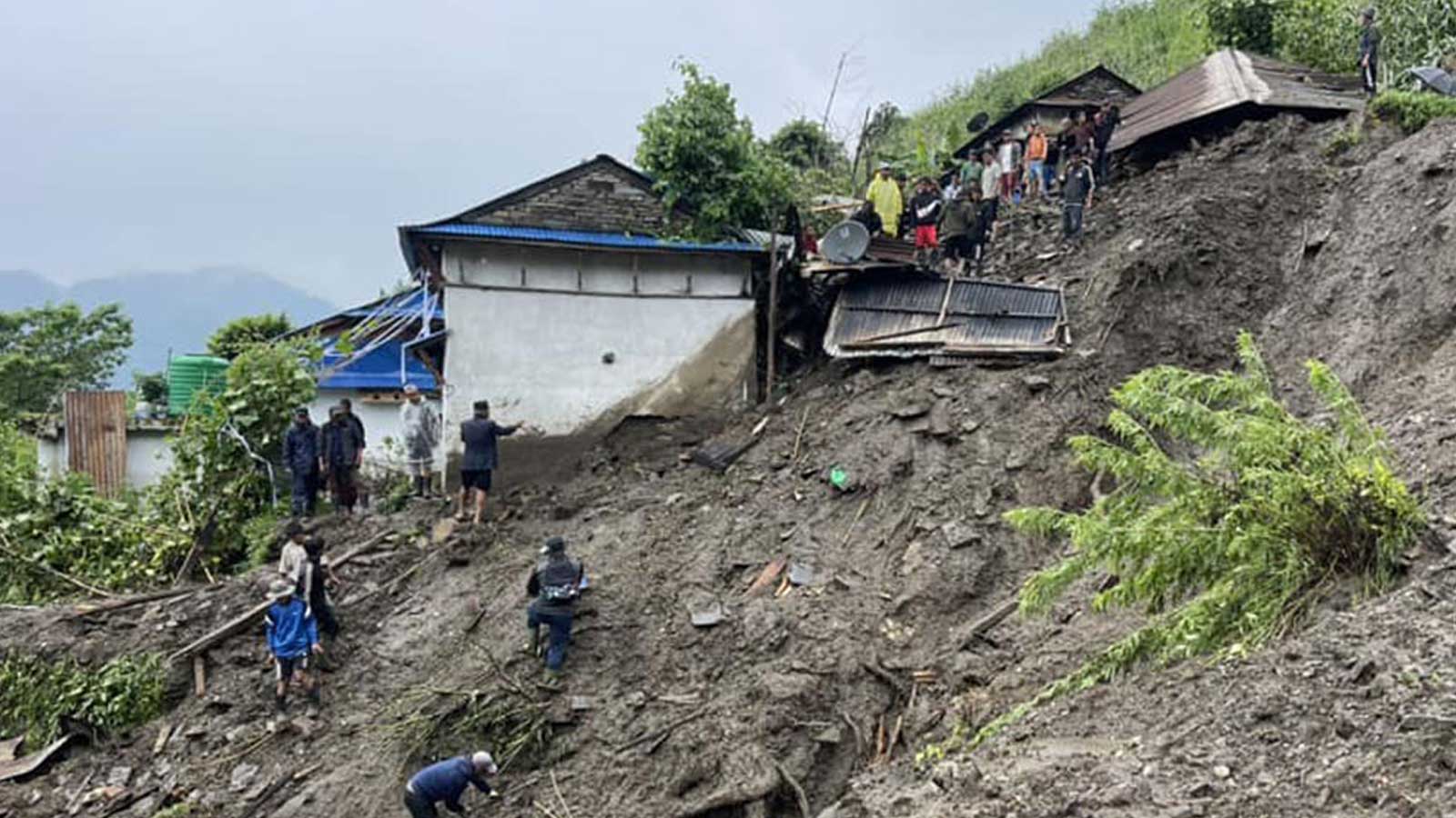 पहिरोले घर पुरिँदा दम्पत्ति बेपत्ता