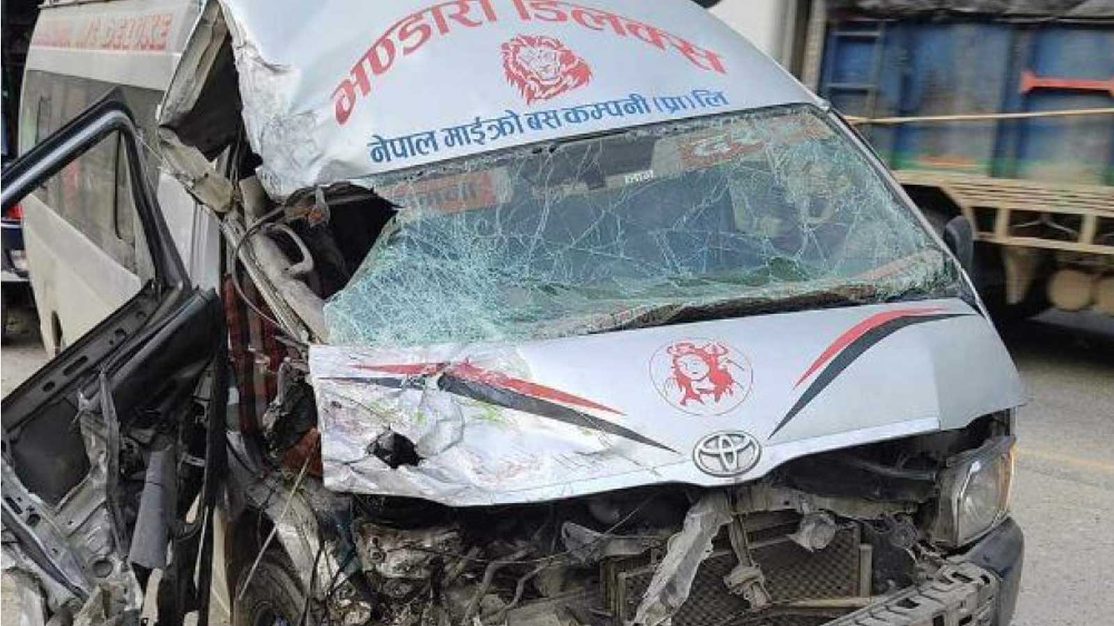 मुग्लिनमा ट्रकसँग माइक्रोबस ठोक्किँदा ९ जना घाइते