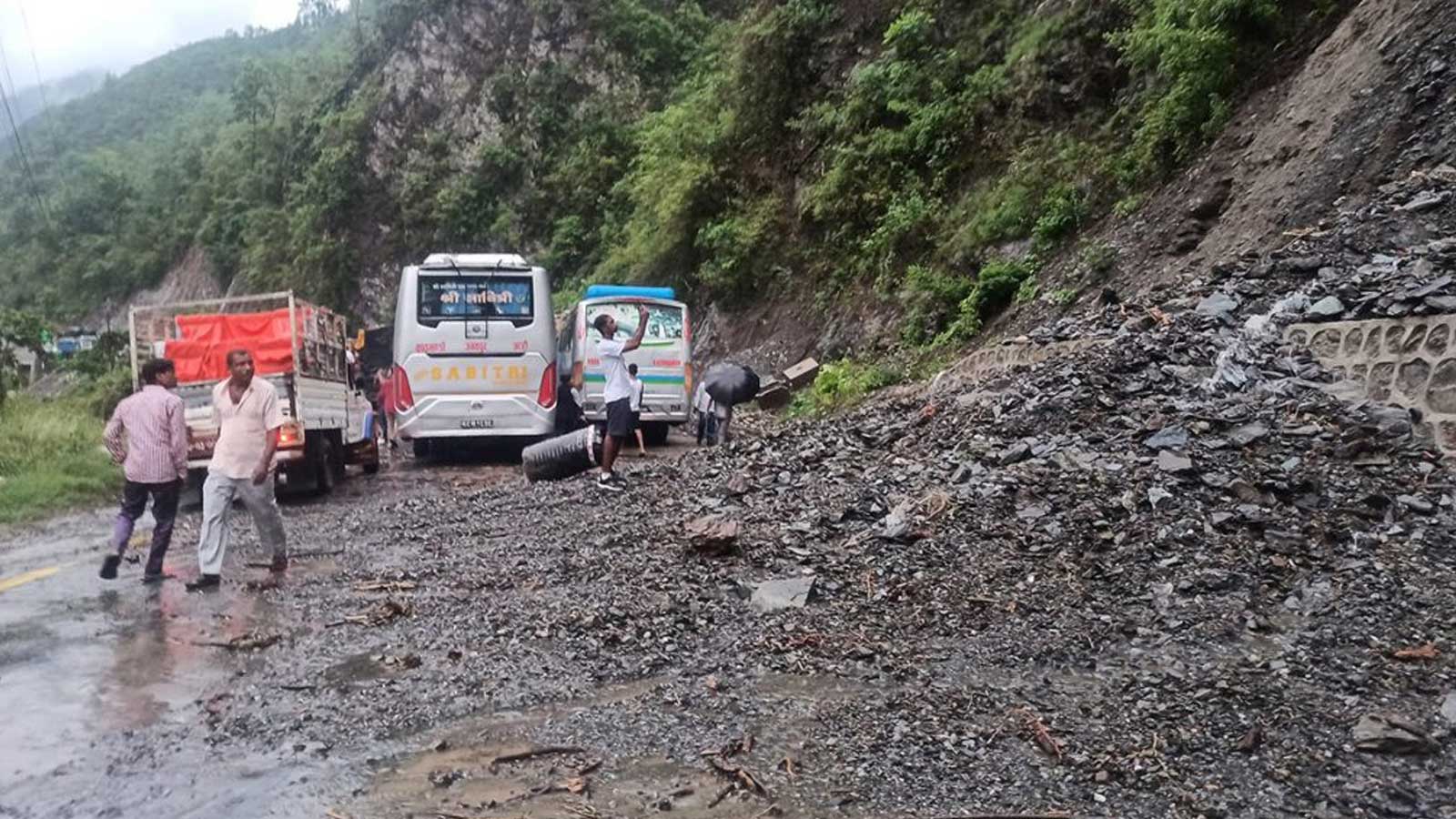 पहिरोले राती ३ वजेदेखि अवरुद्ध भएको पृथ्वी राजमार्ग दुईतर्फी नै सञ्चालन
