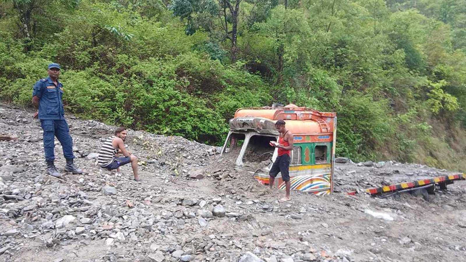 कुडुलेमा पहिरोले यसरी पुर्यो ट्रक, पर्साका चालकले हामफालेर ज्यान बचाए