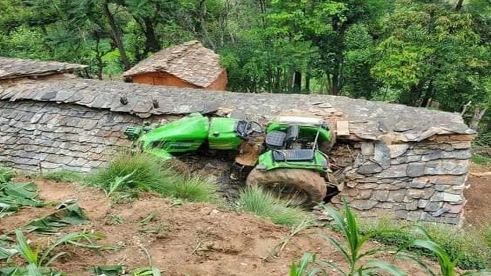 घरको छतमा खस्यो ट्याक्टर, २ बालिका घाइते