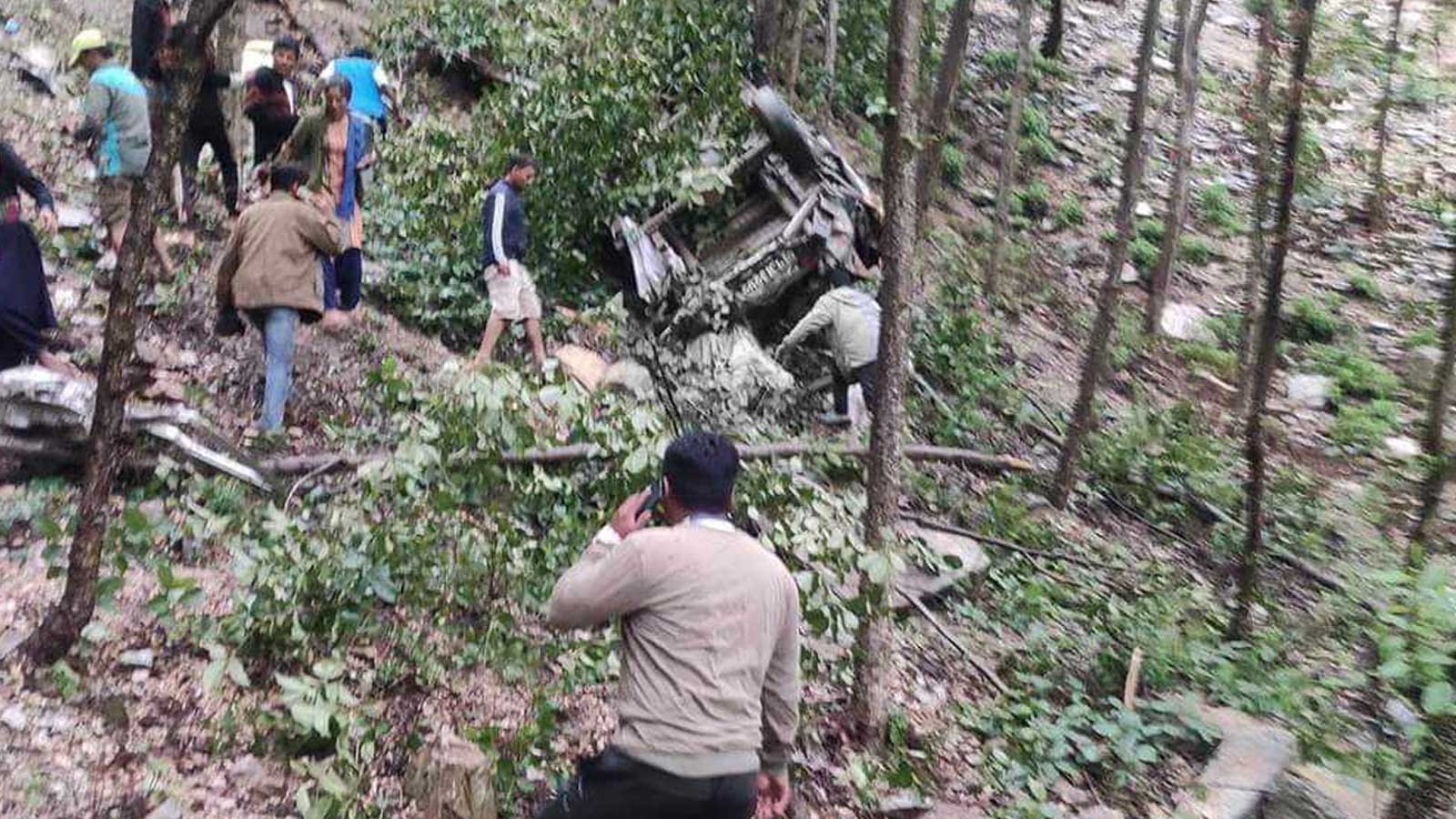 पहिरोबाट जोगिन खोज्दा जीप दुर्घटनामा परी आमा छोरा र दाजुभाईसहित ७ जनाको मृत्यु