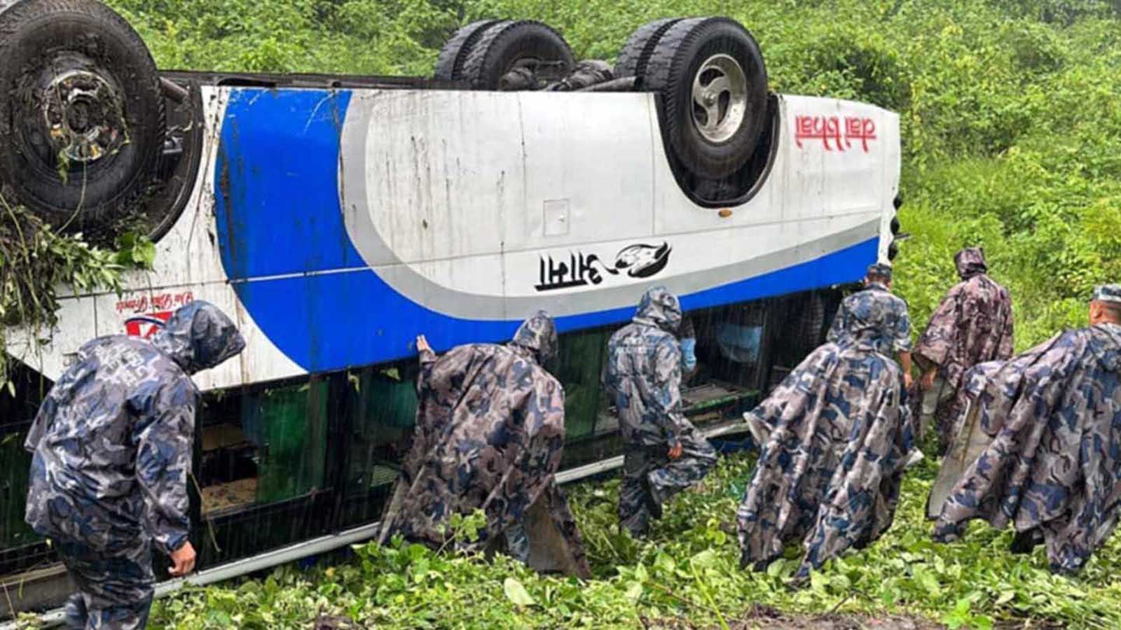 बारामा दुर्घटना हुँदा उत्तानो पर्यो बस, ७ जना घाईते