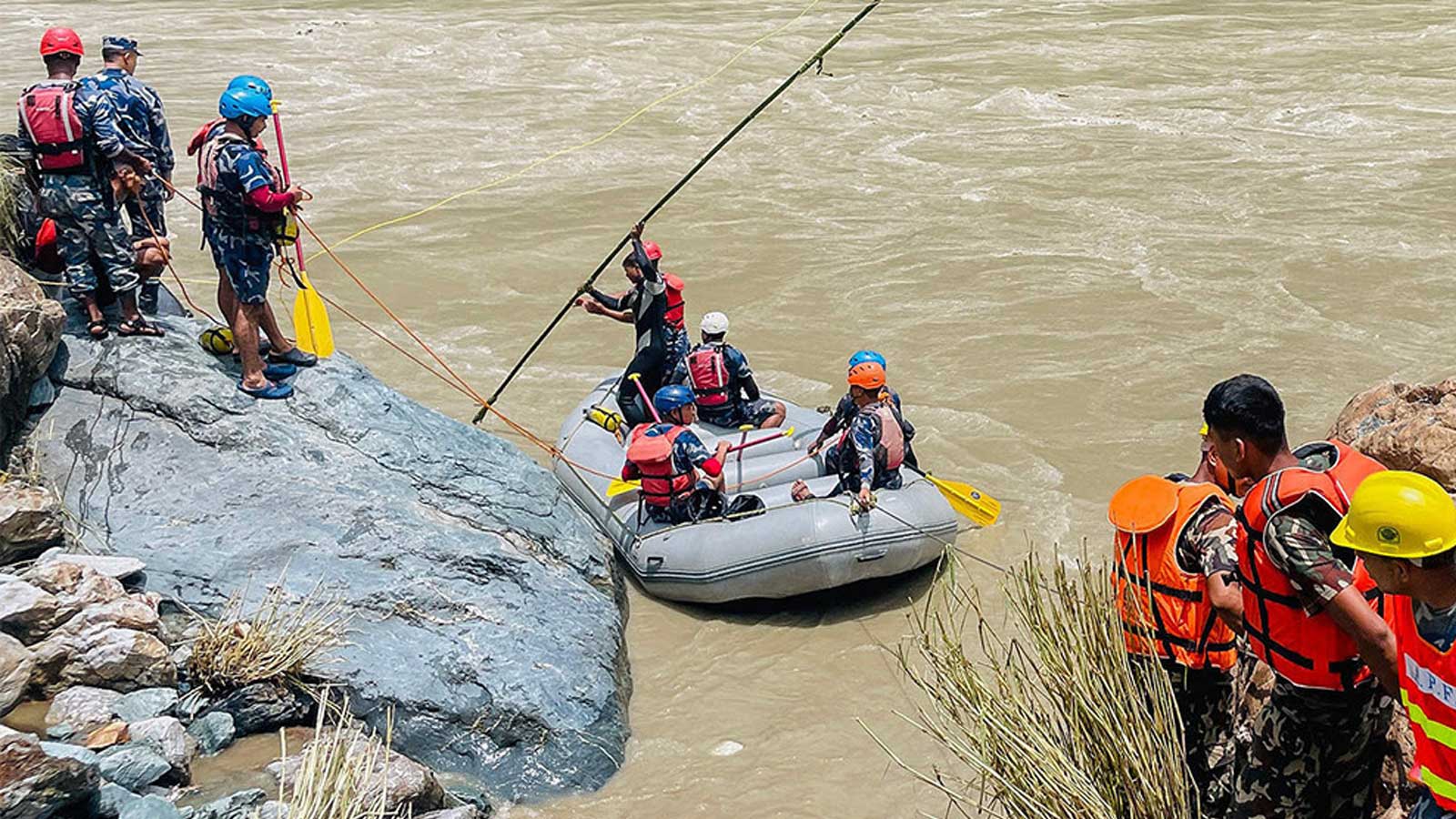 भरतपुरको केराबारीमा बस जस्तै बस्तु भेटियो, खोजतलासमा १९ किलोको चुम्बक त्रिशुलीमा बेपत्ता