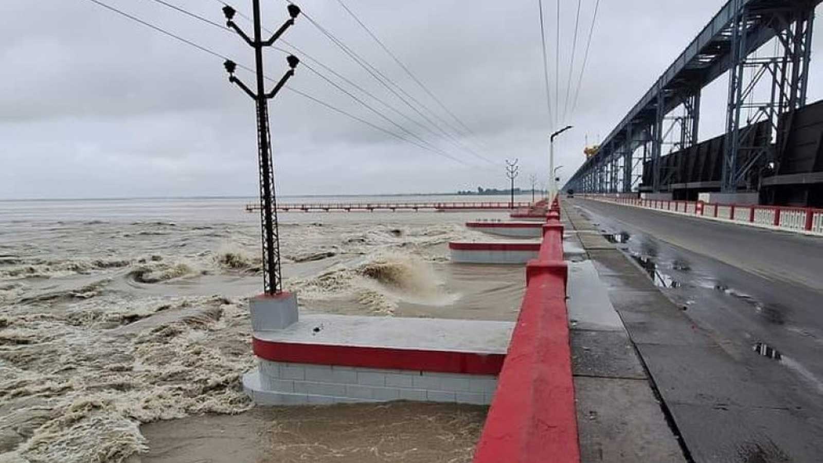 सप्तकोशी नदीमा वाढीले खतराको तह पार गर्यो, ५६ वटै ढोका खोलियो