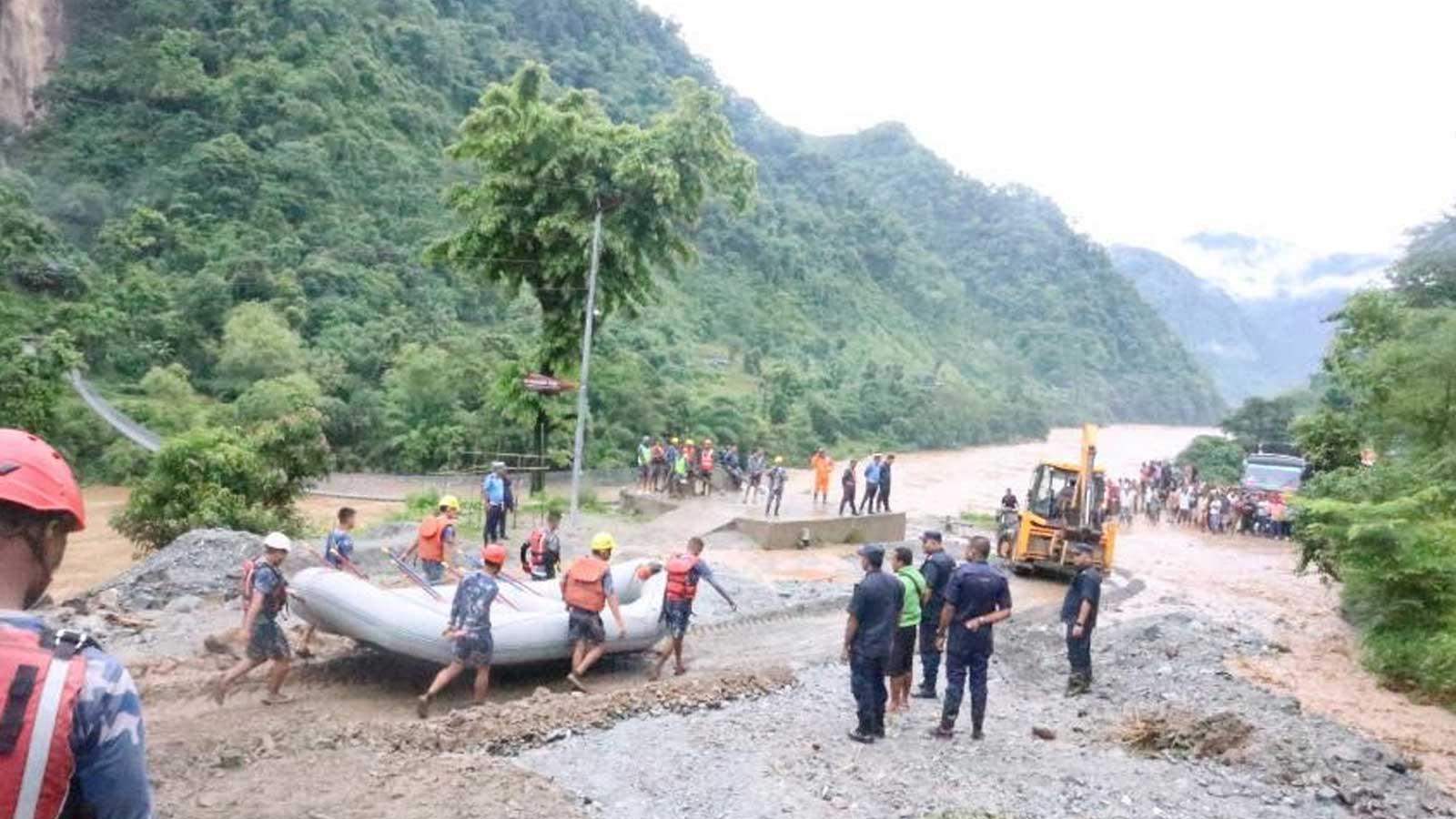सिमलताल पहिरोमा हराएका बस र यात्रुको अवस्था अझै अज्ञात, चुम्बकले खोजी गर्दै गोताखोर