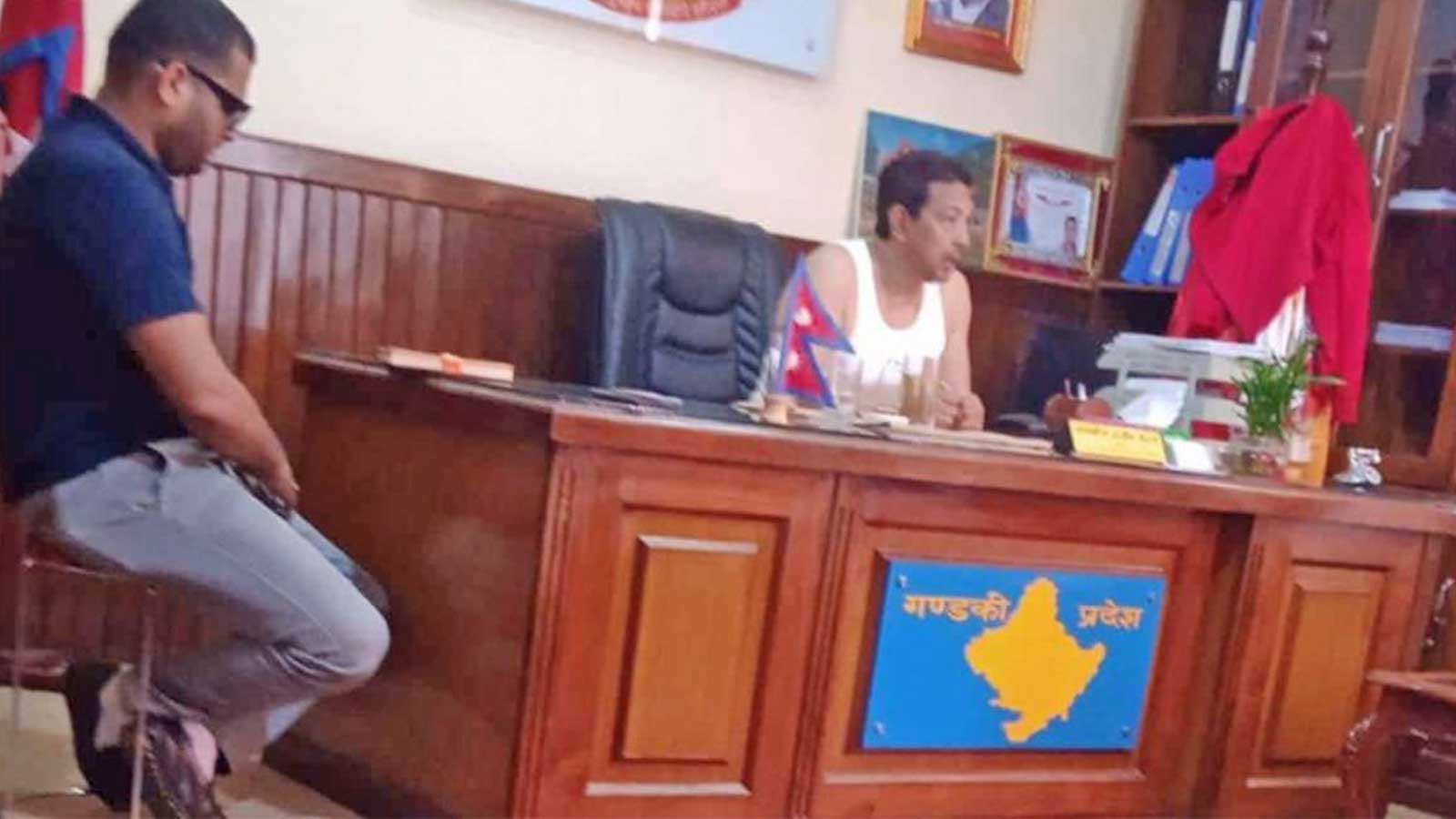 मदिरा सेवन गरी गन्जीमै कार्यालयमा भेटिन थाले गण्डकीका मन्त्री