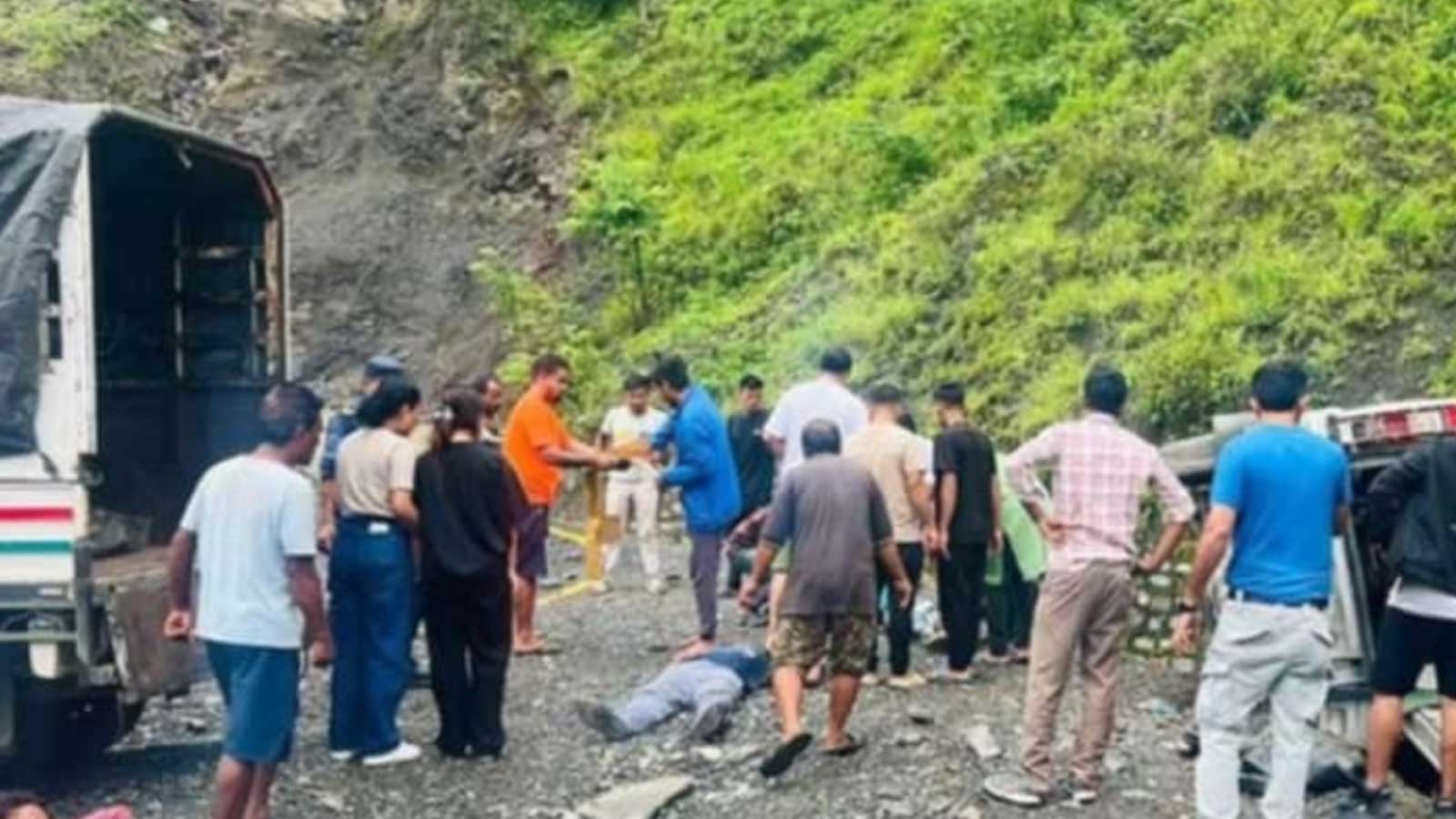 विरगन्ज जाँदै गरेको सुमो सिस्नेरीमा दुर्घटना, घाईते १० मध्ये ३ जनाको अवस्था गम्भिर