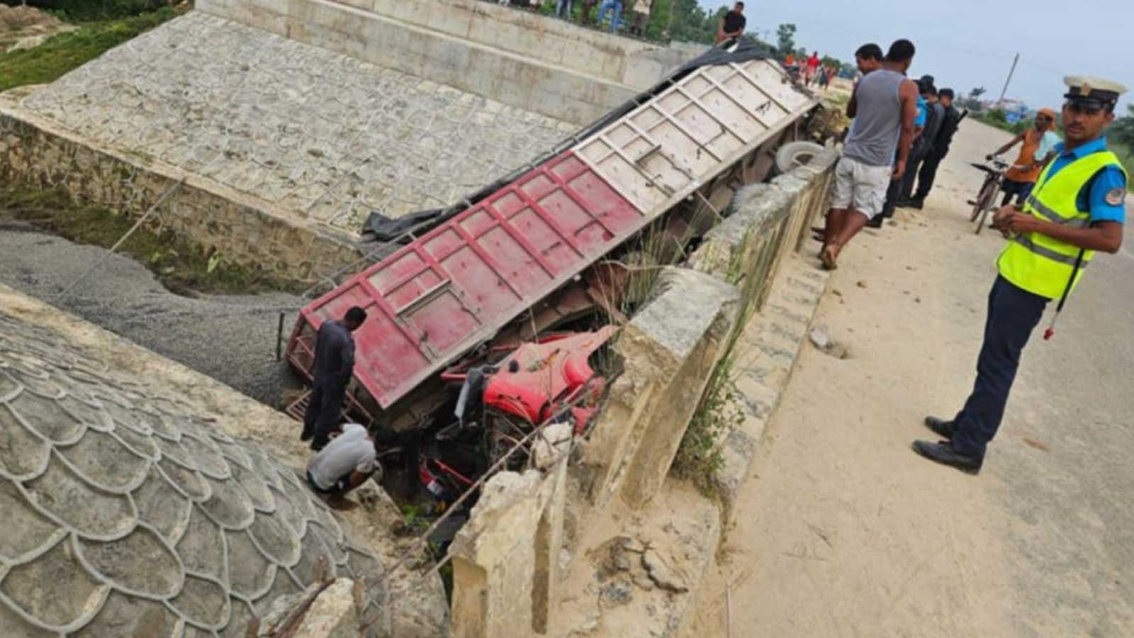 सप्तरीमा ट्रक दुर्घटना हुँदा भित्रै चेपिएर चालकको मृत्यु