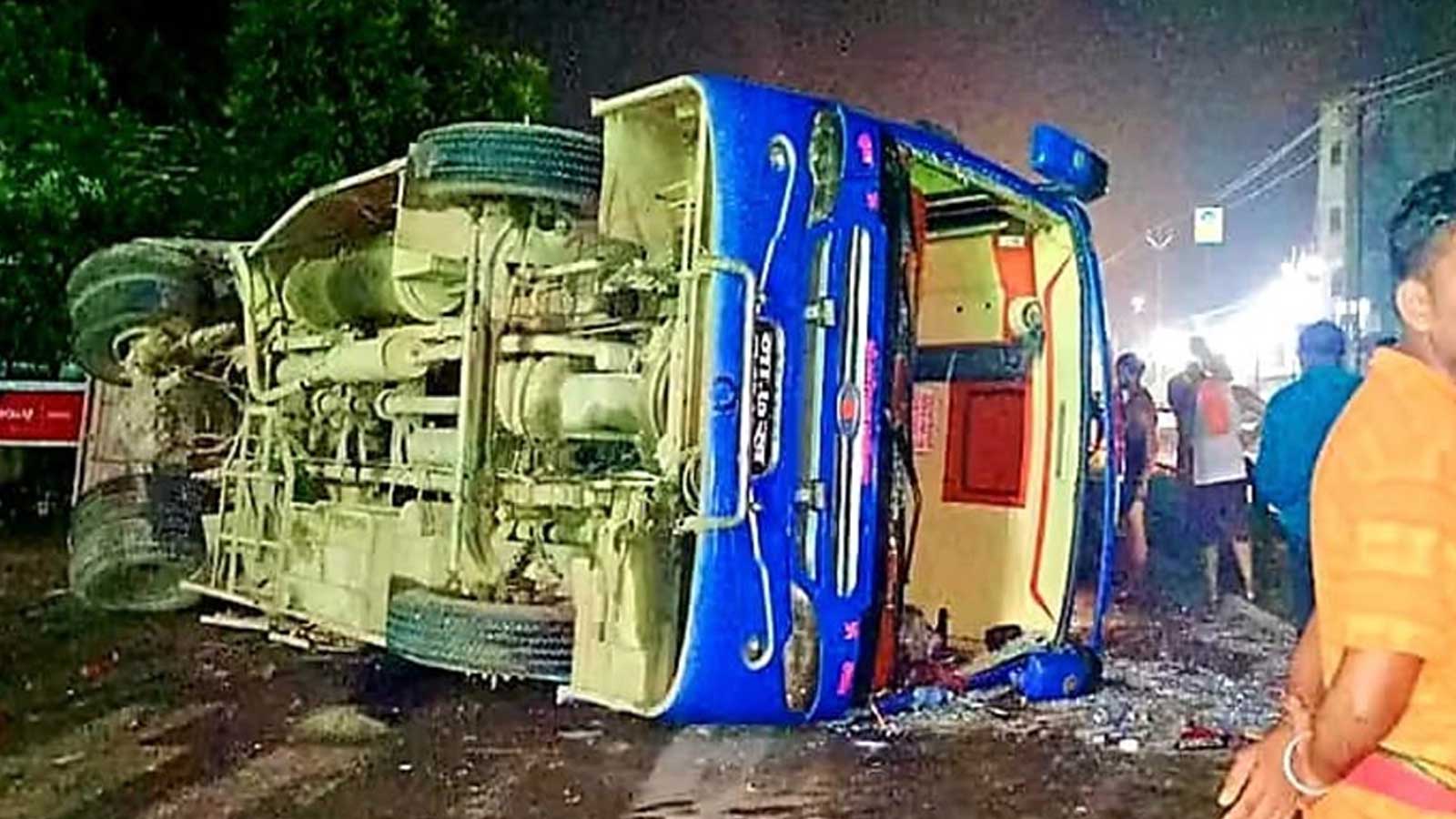 तीर्थ हिडेका नेपाली सवार बस विहारमा पल्टियो, ३० भन्दा बढी घाइते, ५ को अवस्था गम्भिर
