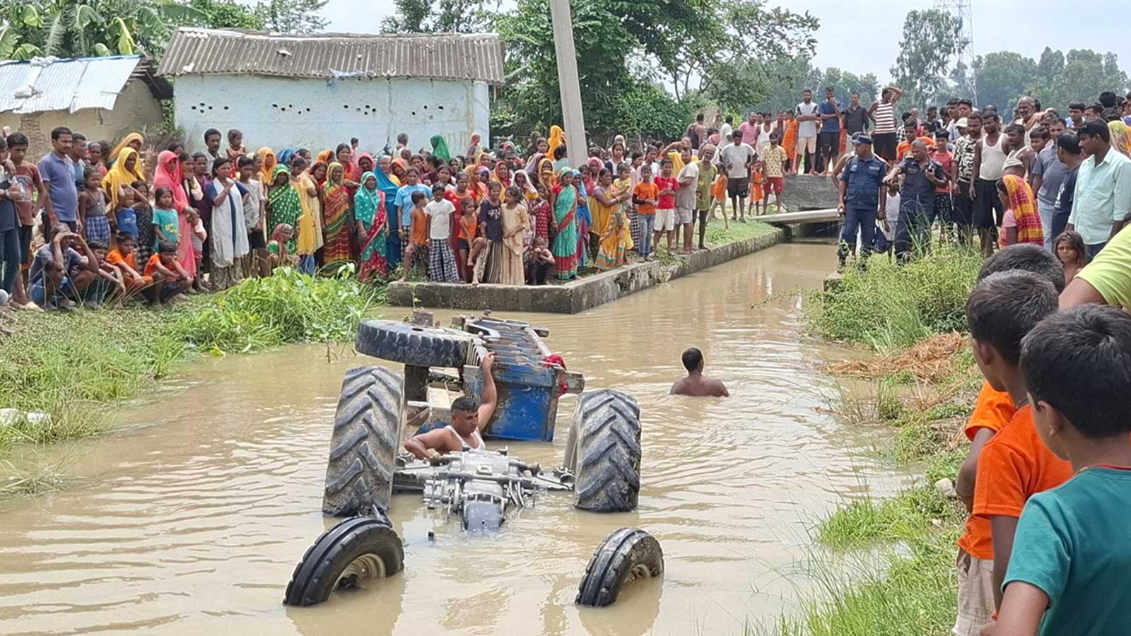तिर्थयात्री बोकेको ट्याक्टर दुर्घटना हुँदा एक महिलाको मृत्यु