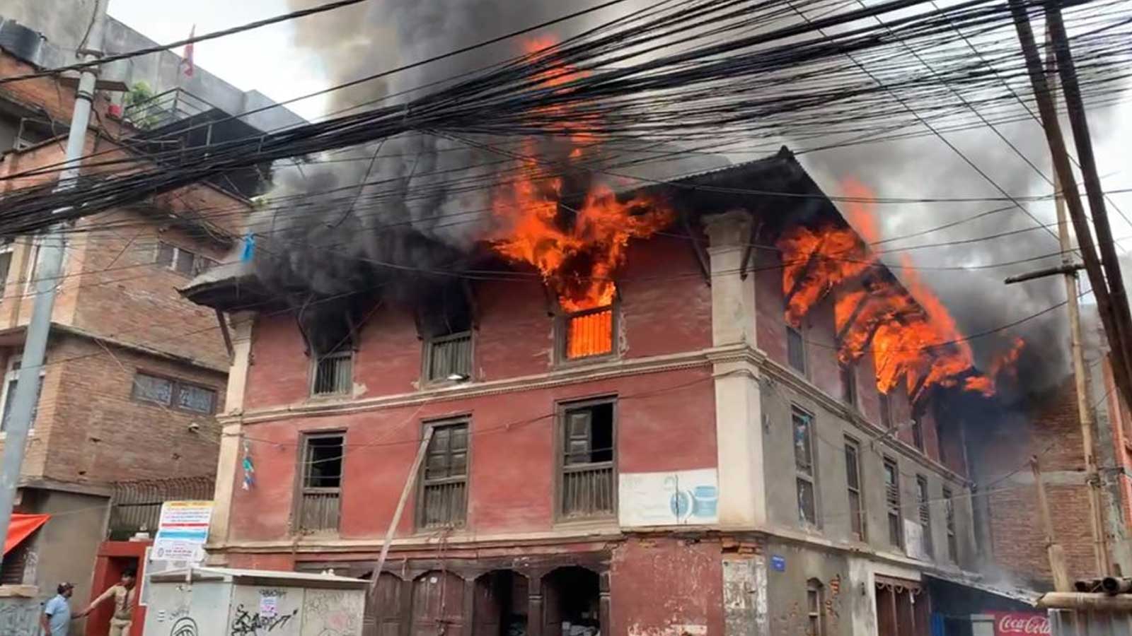 ललितपुरको बंगलामुखी मन्दिर नजिकै कुम्भेश्वरको एक घरमा आगलागी