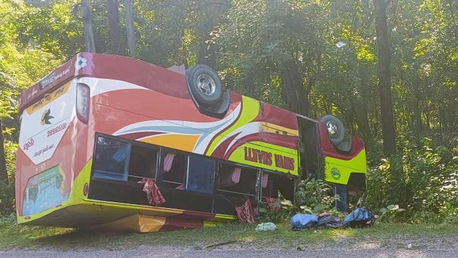 सडक छेउमा उत्तानो पर्यो बस, १९ जना घाईते