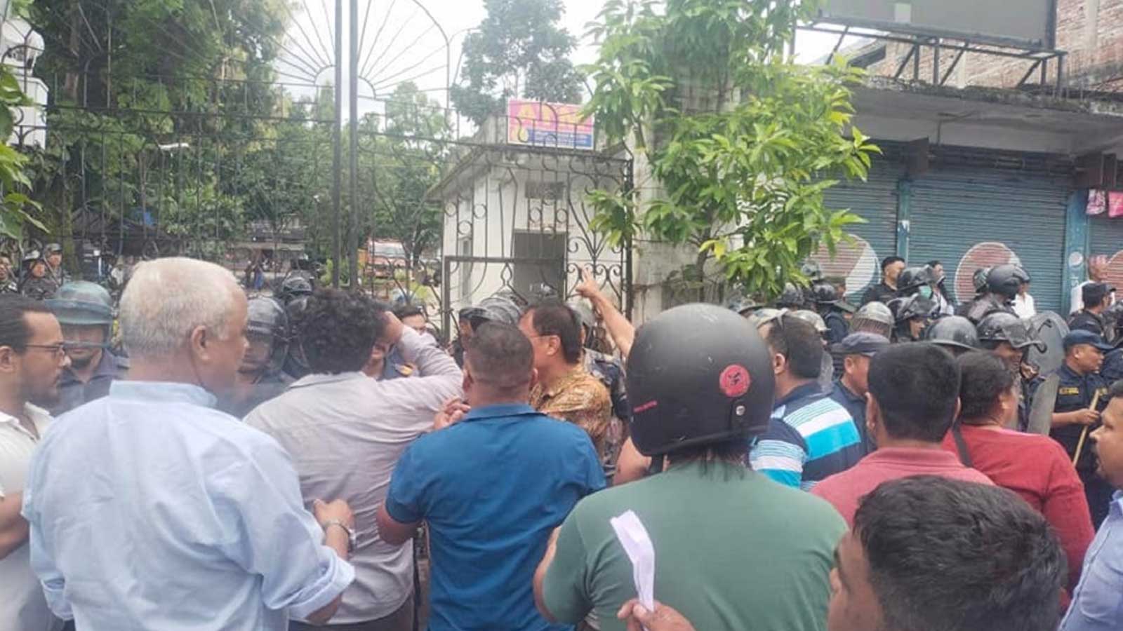विद्यार्थीका अगाडि हर्क साम्पाङले घुँडा टेकेः लिखित दुःख ब्यक्त गरेपछि आजको आन्दोलन रोकियो