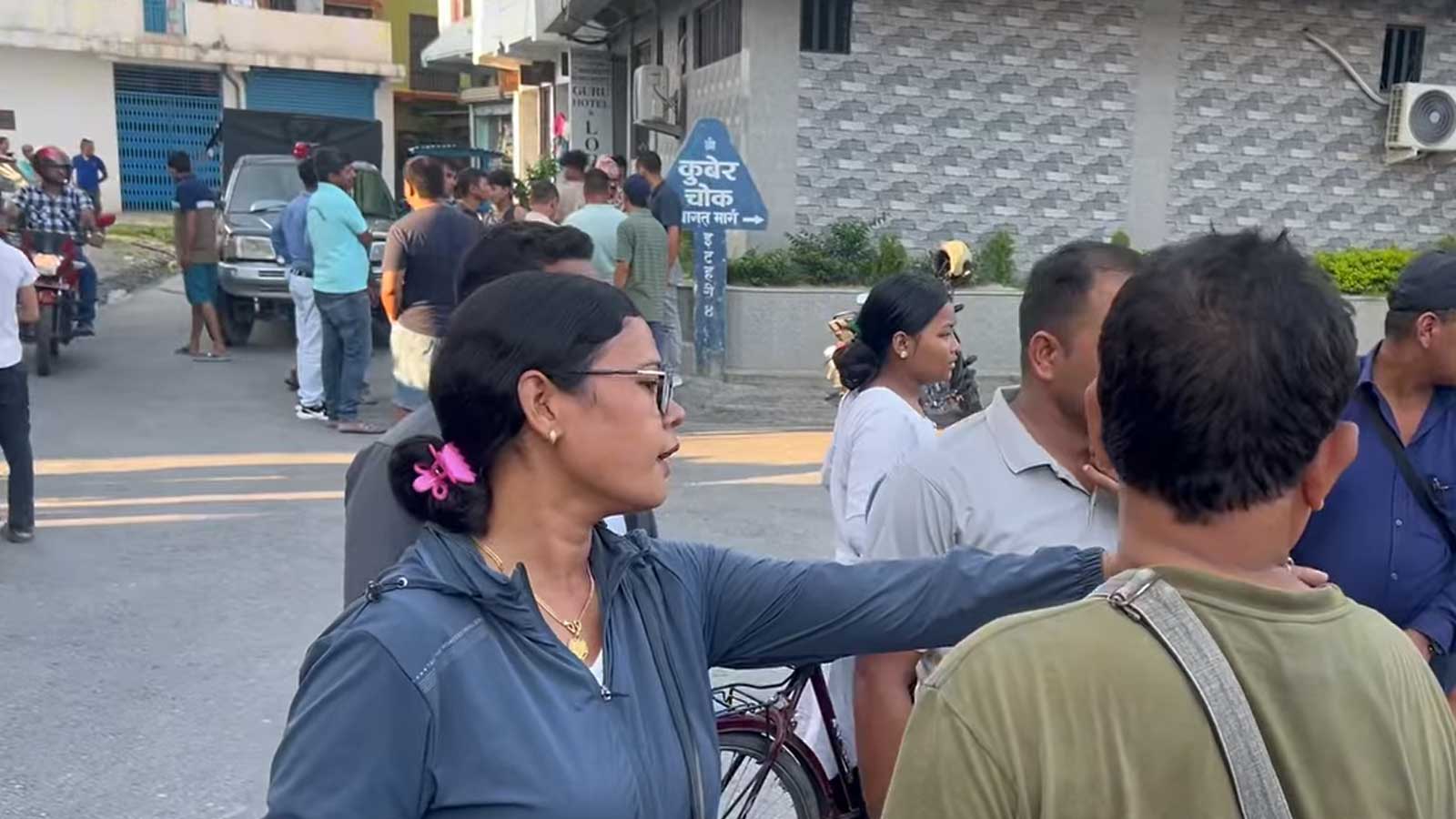 इटहरीमा दिनदहाडै ४ युवकले लखेटी–लखेटी एक युवकलाई खुकुरीले छप्काए, संलग्न फरार