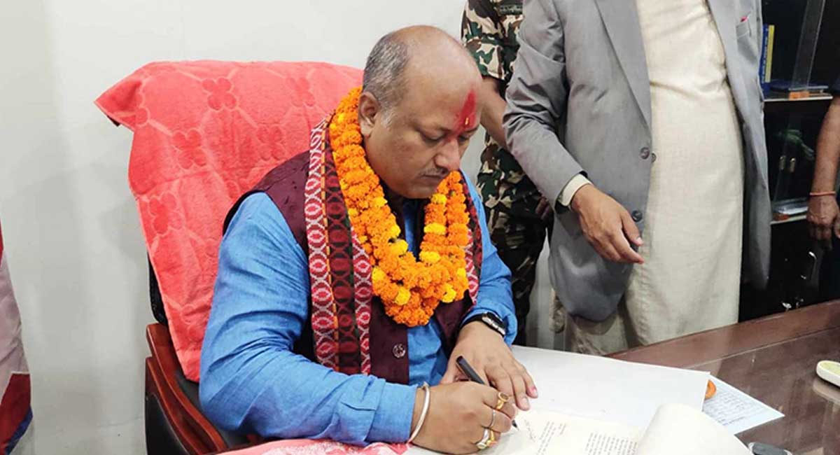 आफुखुसी मन्त्रालय भागवण्डा गरेको भन्दै जनमतले आफनै मुख्यमन्त्रीलाई सोध्यो स्पष्टिकरण