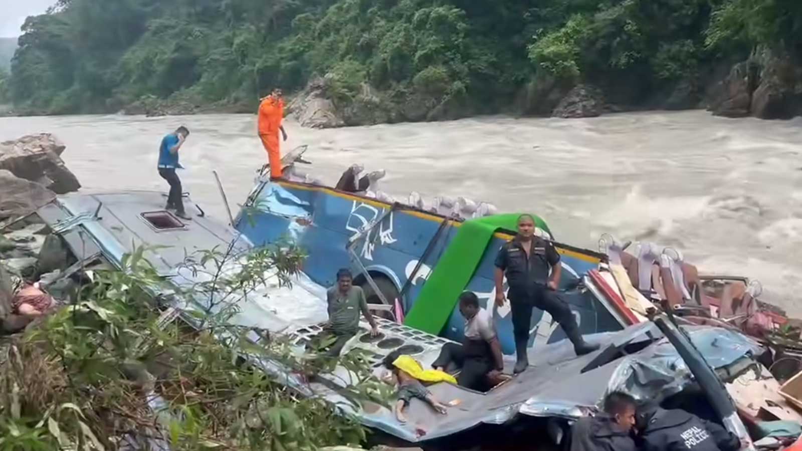आँबुखैरेनी दुर्घटनामा आमाबुवा गुमाएका २२ वर्षीय युवक अझै बेपत्ता रहेको खुलासा