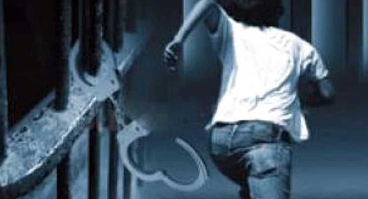 अनारमनी थानाका थुनुवा अस्पतालबाट फरार, थुनुवालाई कस्ले दियो हतकडीको चावी ?
