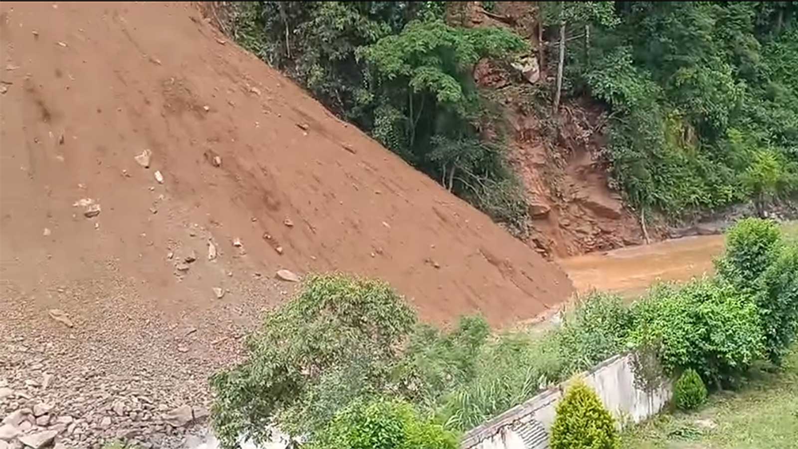 सिन्धुपाल्चोकको तिपेनीमा सुख्खा पहिरो खसेर इन्द्रवाती नदी थुनियो, सतर्क रहन सेनाको आग्रह