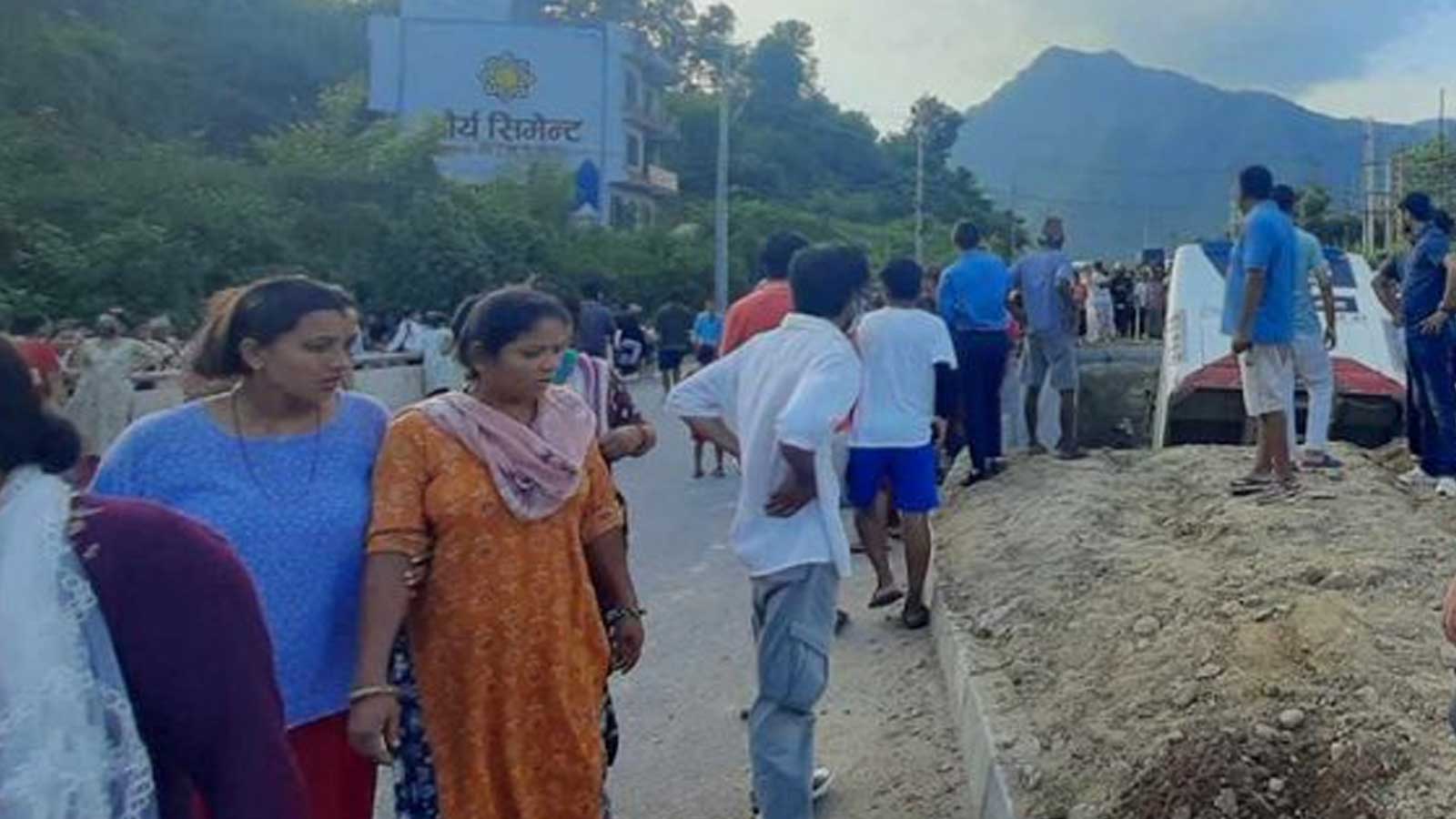 आबुखैरेनीमा पुलबाट खहरेमा बस खस्यो, उद्धार जारी