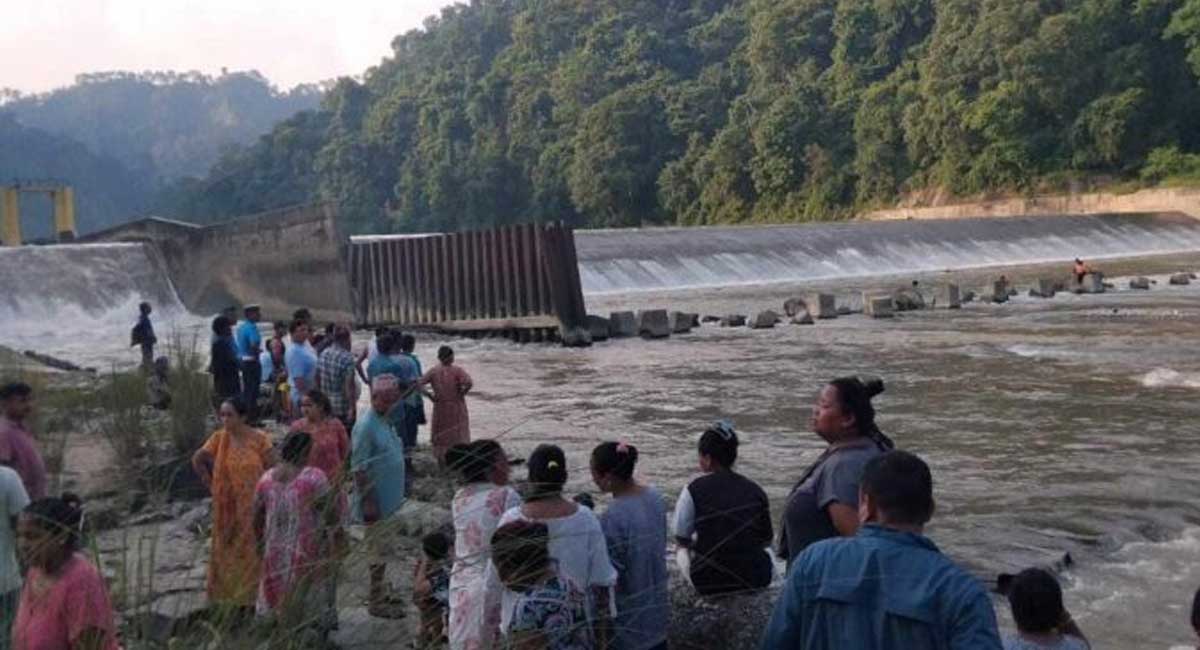 दोमुखामा पौडी खेल्न गएका भद्रपुरका एक युवकको मृत्यु, एक जना अझै वेपत्ता
