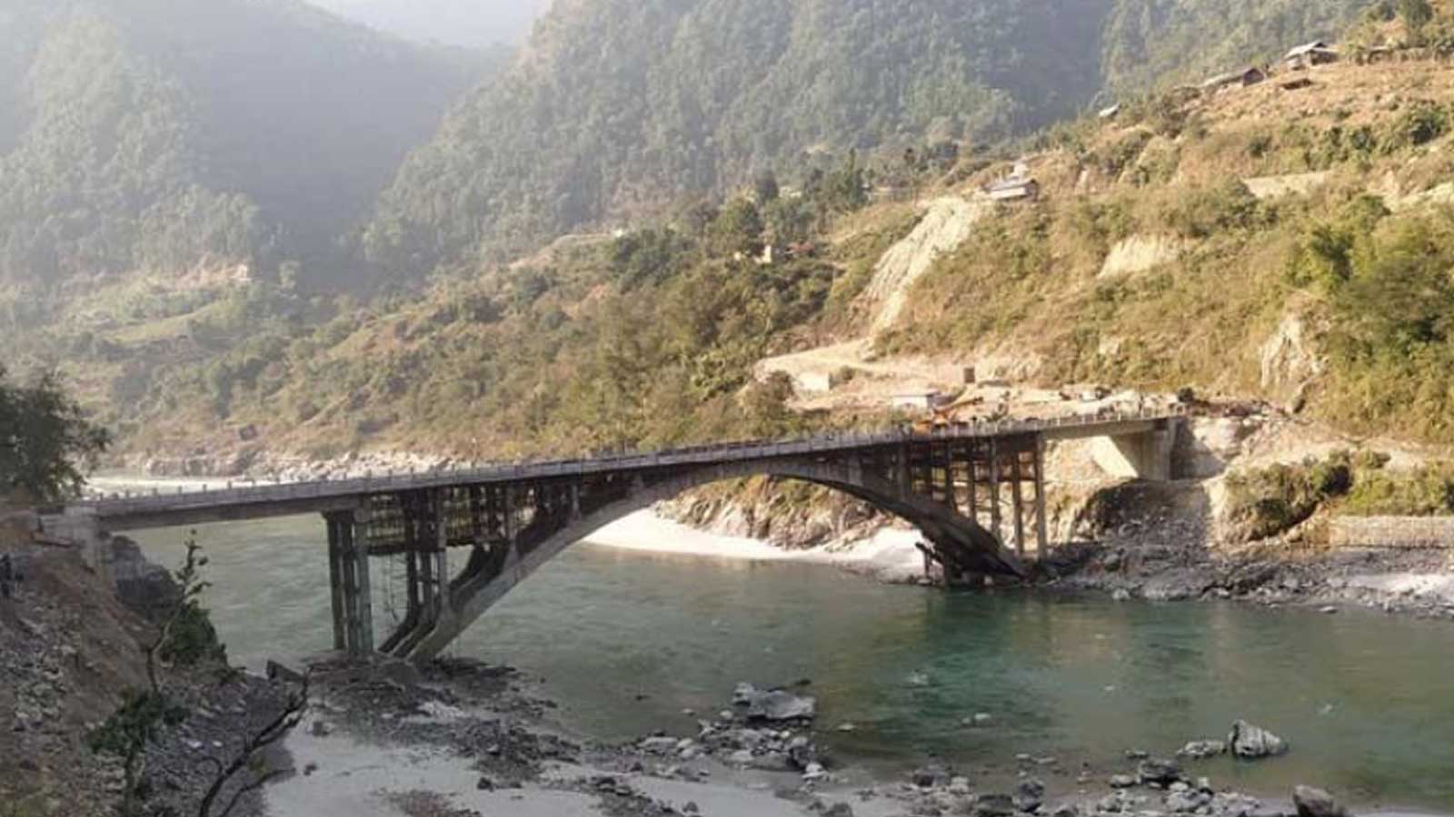 उदयपुर र खोटाङ जोड्ने फोक्सिङटारको पक्की पुल सुनकोशीको बाढीले बगायो