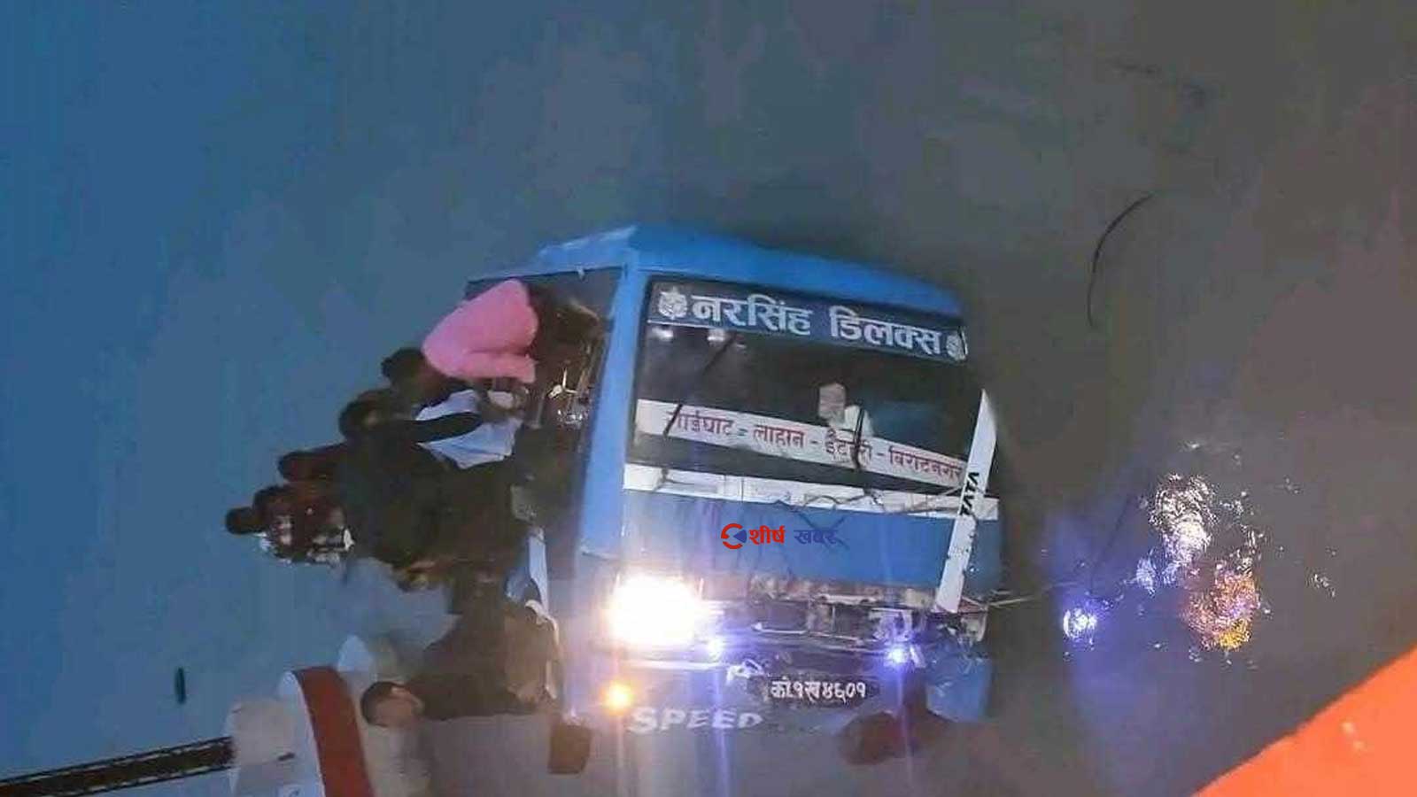 कोशी ब्यारेजबाट सप्तकोशी नदीमा बस खस्यो, २० जनाको उद्धार