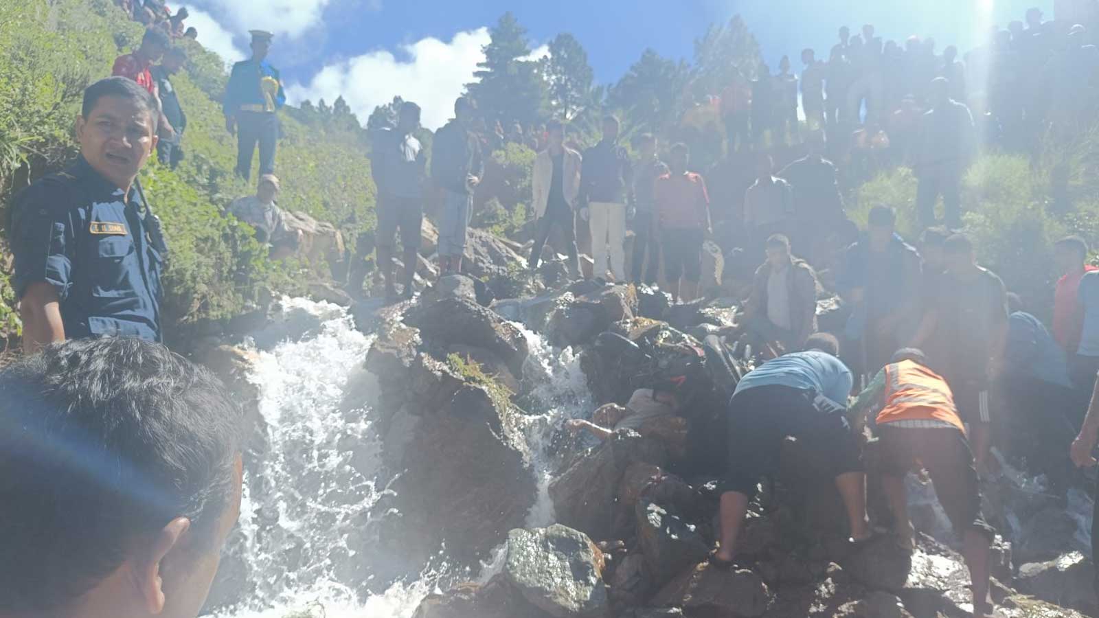 खहरेको भेलले मोटरसाईकल बगाउँदा १ महिलासहित २ जनाको मृत्यु