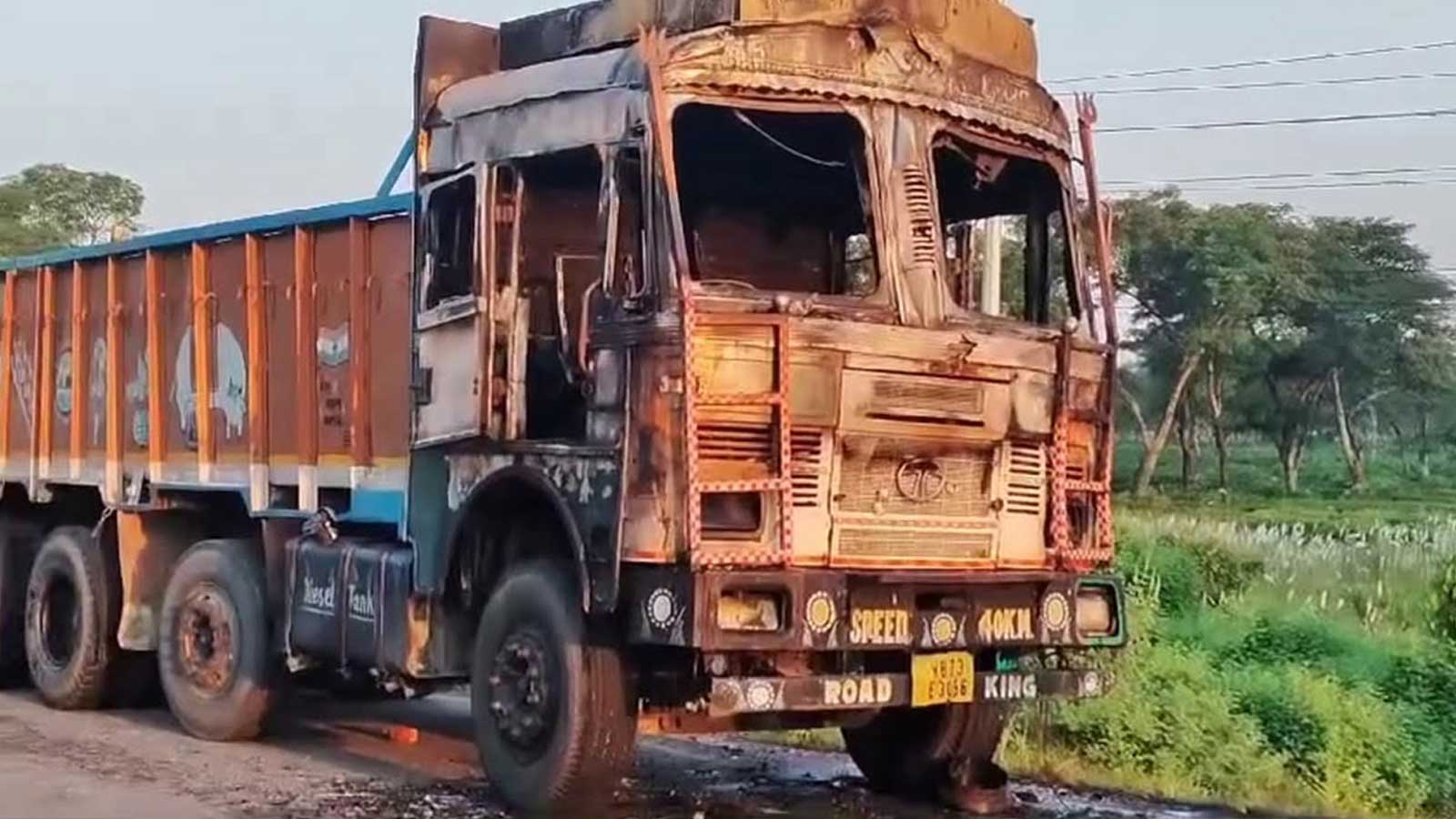 दुर्गा प्रसाईका समर्थकले झापामा ३ ओटा भारतीय ट्रकमा आगो लगाए