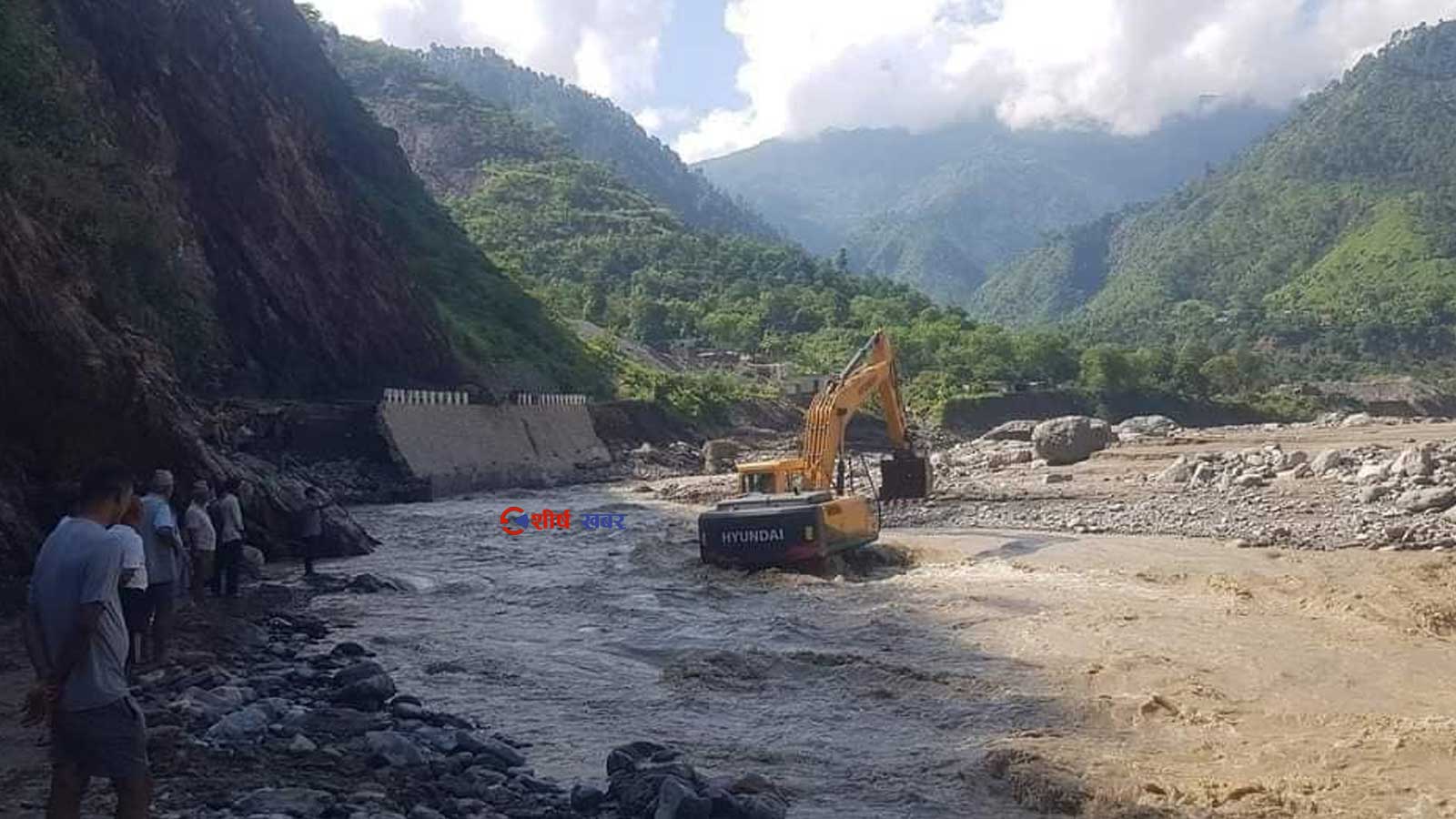 पानी नपरे दसैंअघि नै बीपी राजमार्ग सञ्चालन, खोलामै अस्थायी सडक बनाईने