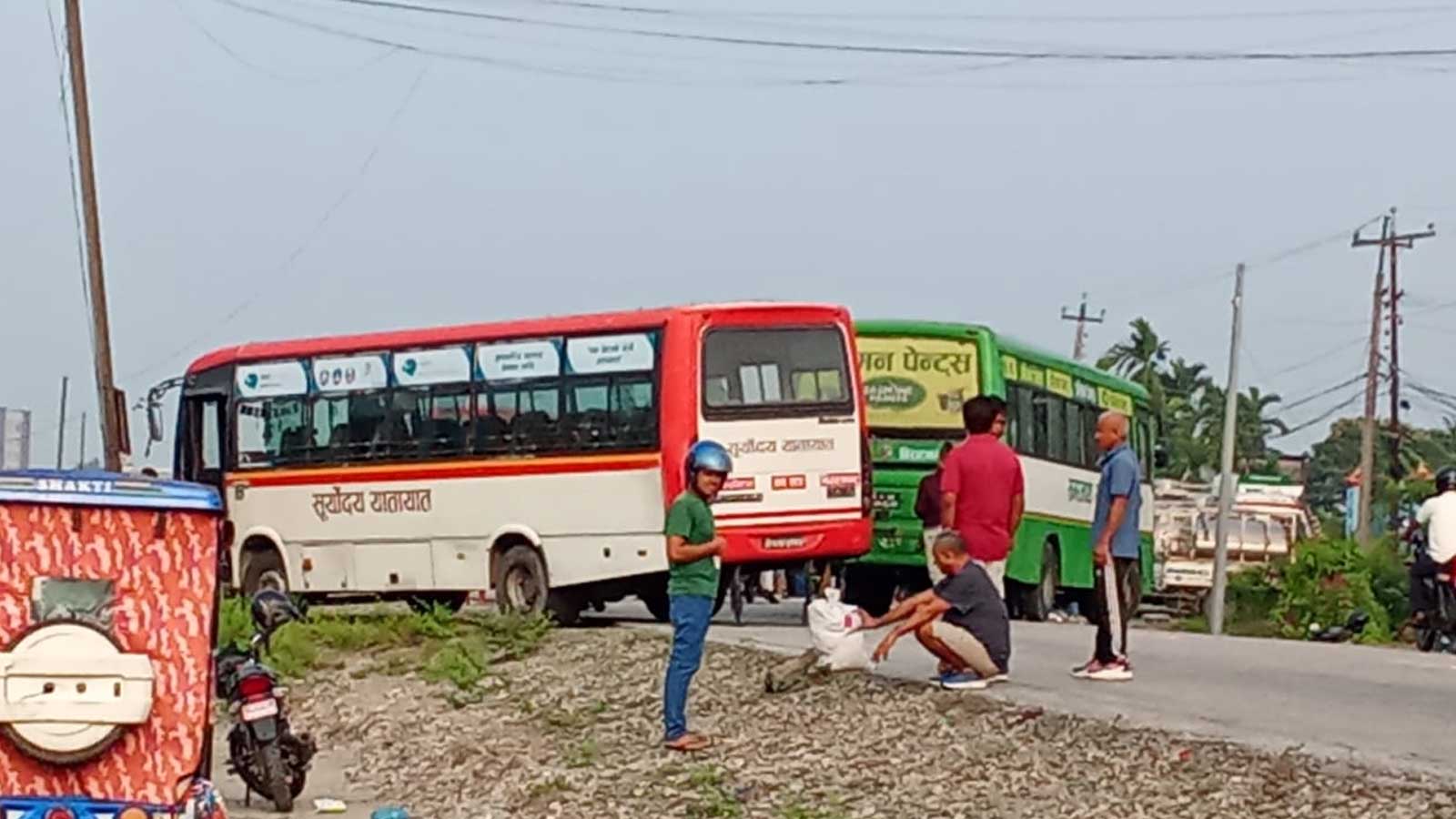 झापामा मोटरसाईकलको ठक्करबाट बस चालकको मृत्यु