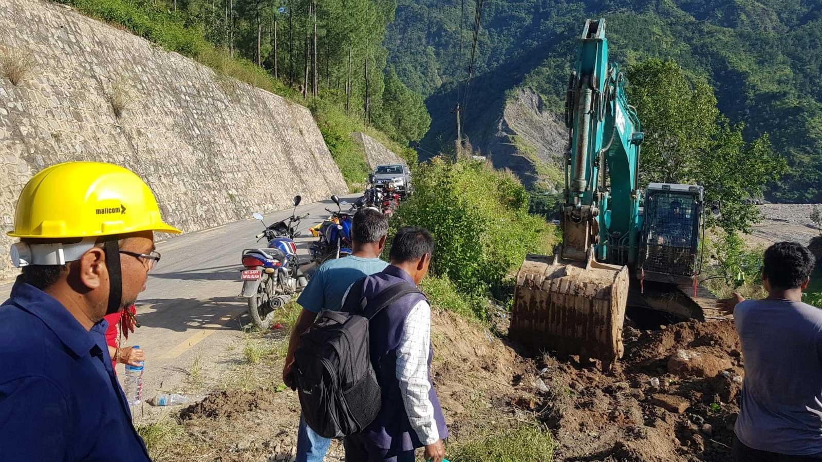 बीपी राजमार्ग २ दिनभित्र सञ्चालमा ल्याउने गरी निर्माण सुरु, खोलामै वन्दैछ अस्थायी संरचना
